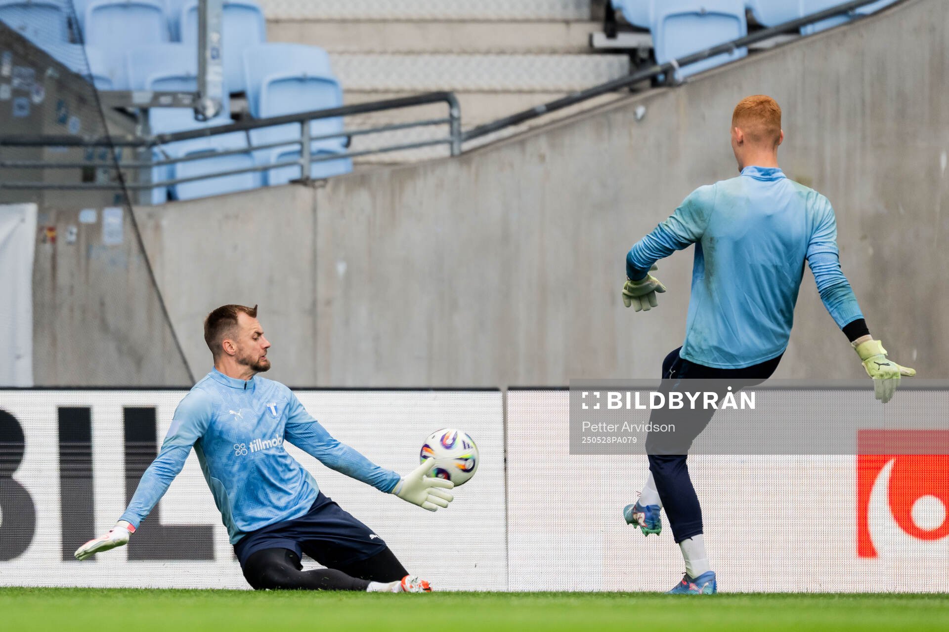 Malmö FFs målvakt Ricardo Friedrich och målvakt Joakim Persson under en träning inför finalen i Svenska Cupen den 28 maj 2025 i Malmö.