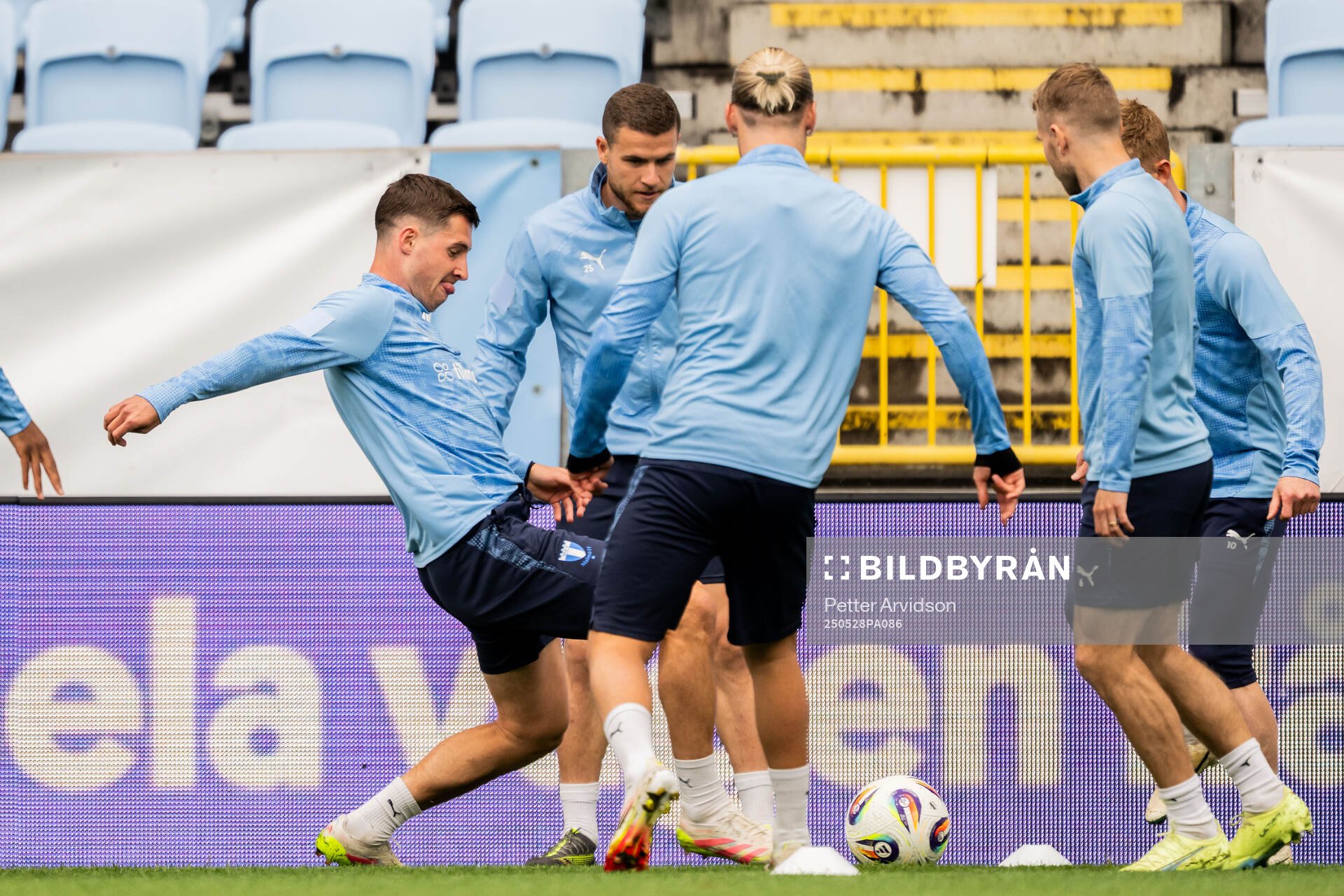 Malmö FFs Lasse Berg Johnsen och Gabriel Busanello under en träning inför finalen i Svenska Cupen den 28 maj 2025 i Malmö. 