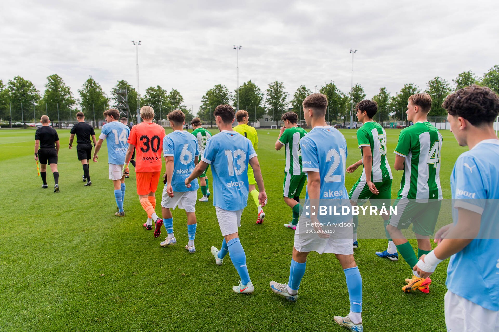 Spelarna gör entré inför finalen i P19 Ligacupen mellan Malmö FF och Hammarby den 28 maj 2025 i Malmö. 