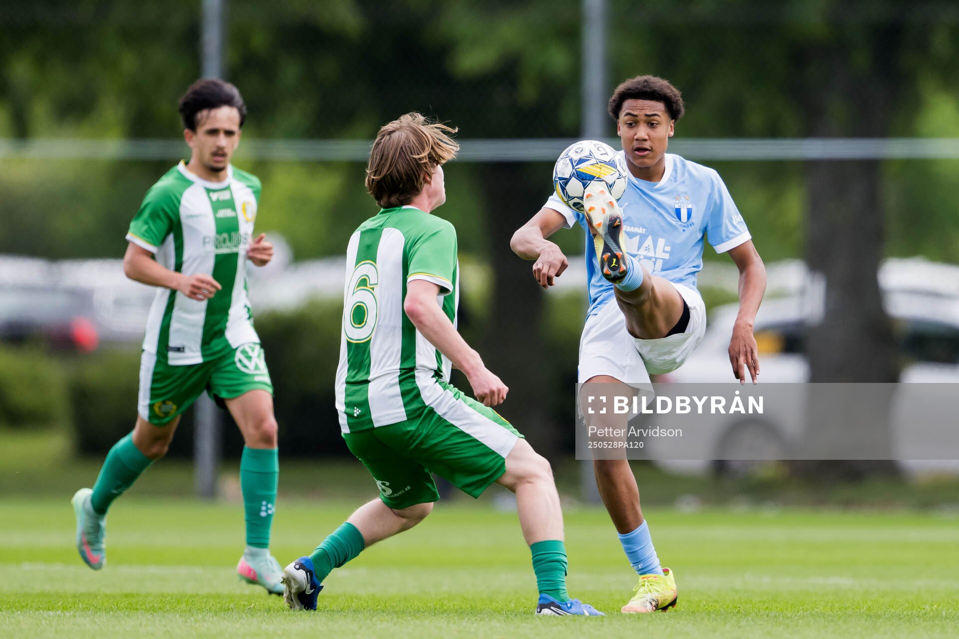Hammarbys Tim Lindberg och Malmö FFs Theodor Lundbergh under finalen i P19 Ligacupen mellan Malmö FF och Hammarby den 28 maj 2025 i Malmö.