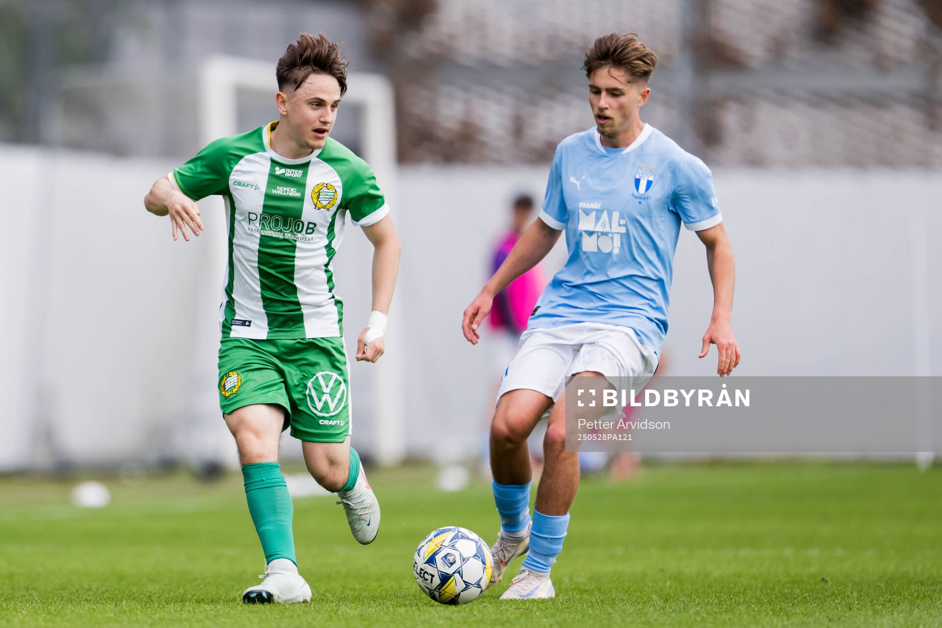 Hammarbys Oskar Moczarny och Malmö FFs Hugo Bäckstrand under finalen i P19 Ligacupen mellan Malmö FF och Hammarby den 28 maj 2025 i Malmö.