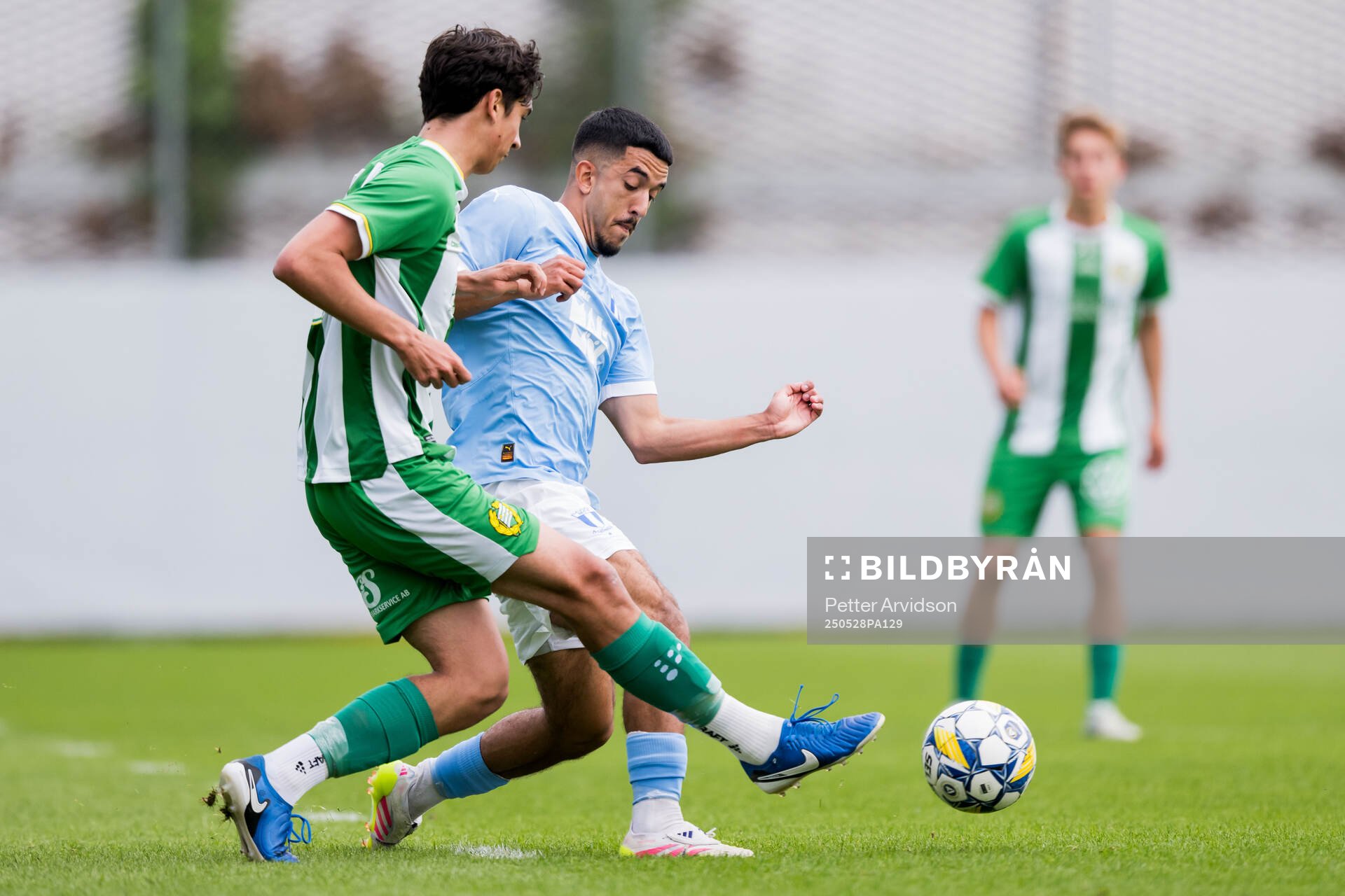Hammarbys Sebastián Carlsson Villegas och Malmö FFs Zakaria Loukili under finalen i P19 Ligacupen mellan Malmö FF och Hammarby den 28 maj 2025 i Malmö.