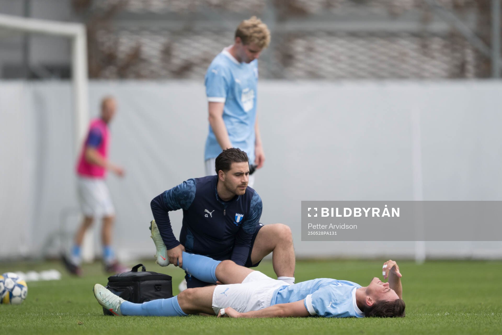 Malmö FFs Linus Larsen får vård av medicinsk personal under finalen i P19 Ligacupen mellan Malmö FF och Hammarby den 28 maj 2025 i Malmö.