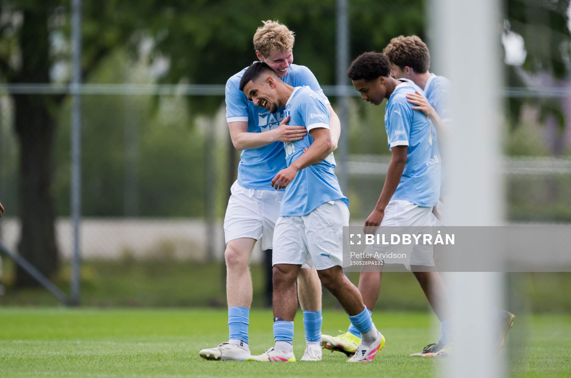 Malmö FFs Malte Frejd Pålsson och Zakaria Loukili jublar efter 1-0 under finalen i P19 Ligacupen mellan Malmö FF och Hammarby den 28 maj 2025 i Malmö.