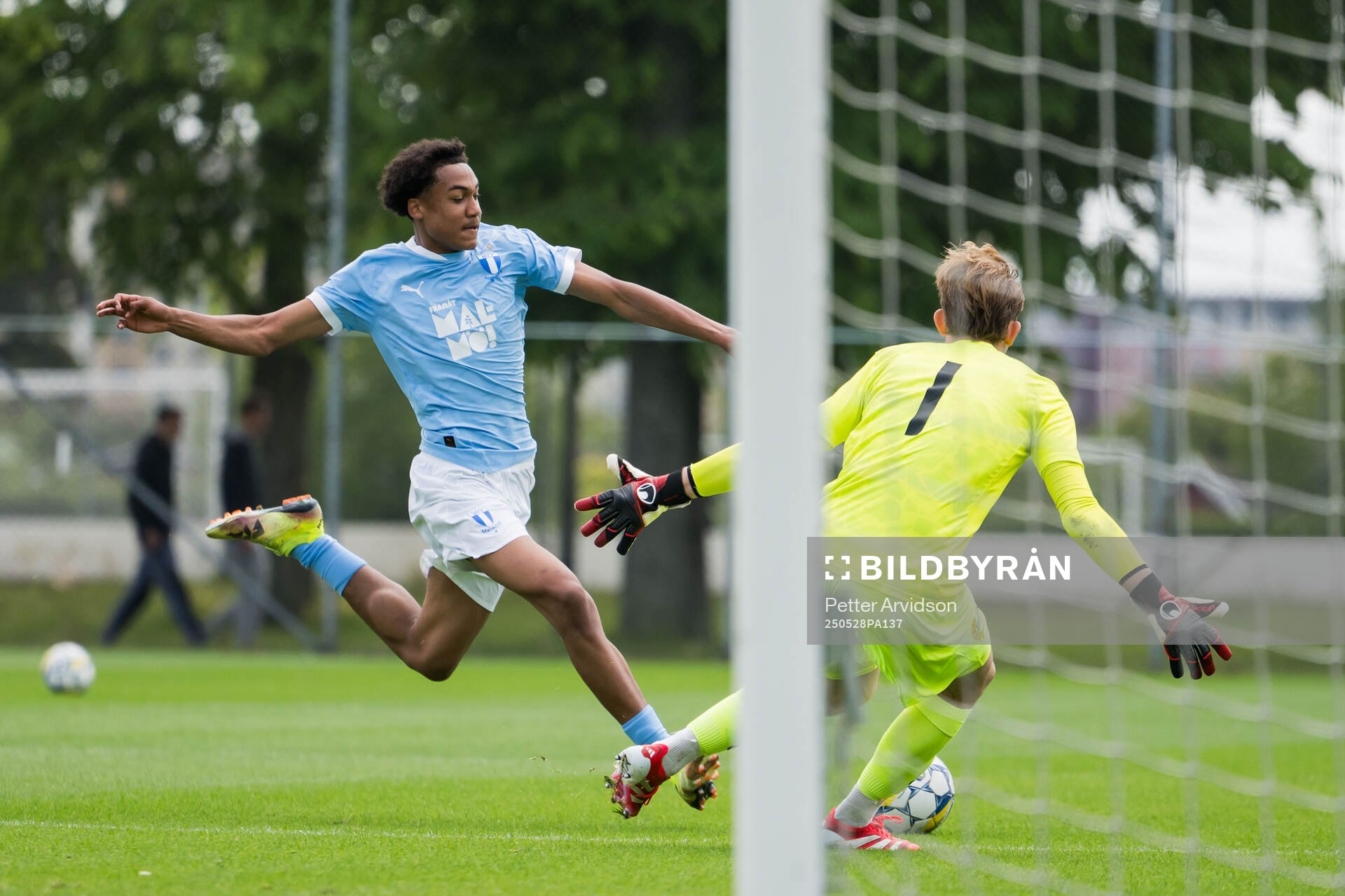 Malmö FFs Theodor Lundbergh och Hammarbys Elton Fischerström Opancar under finalen i P19 Ligacupen mellan Malmö FF och Hammarby den 28 maj 2025 i Malmö.