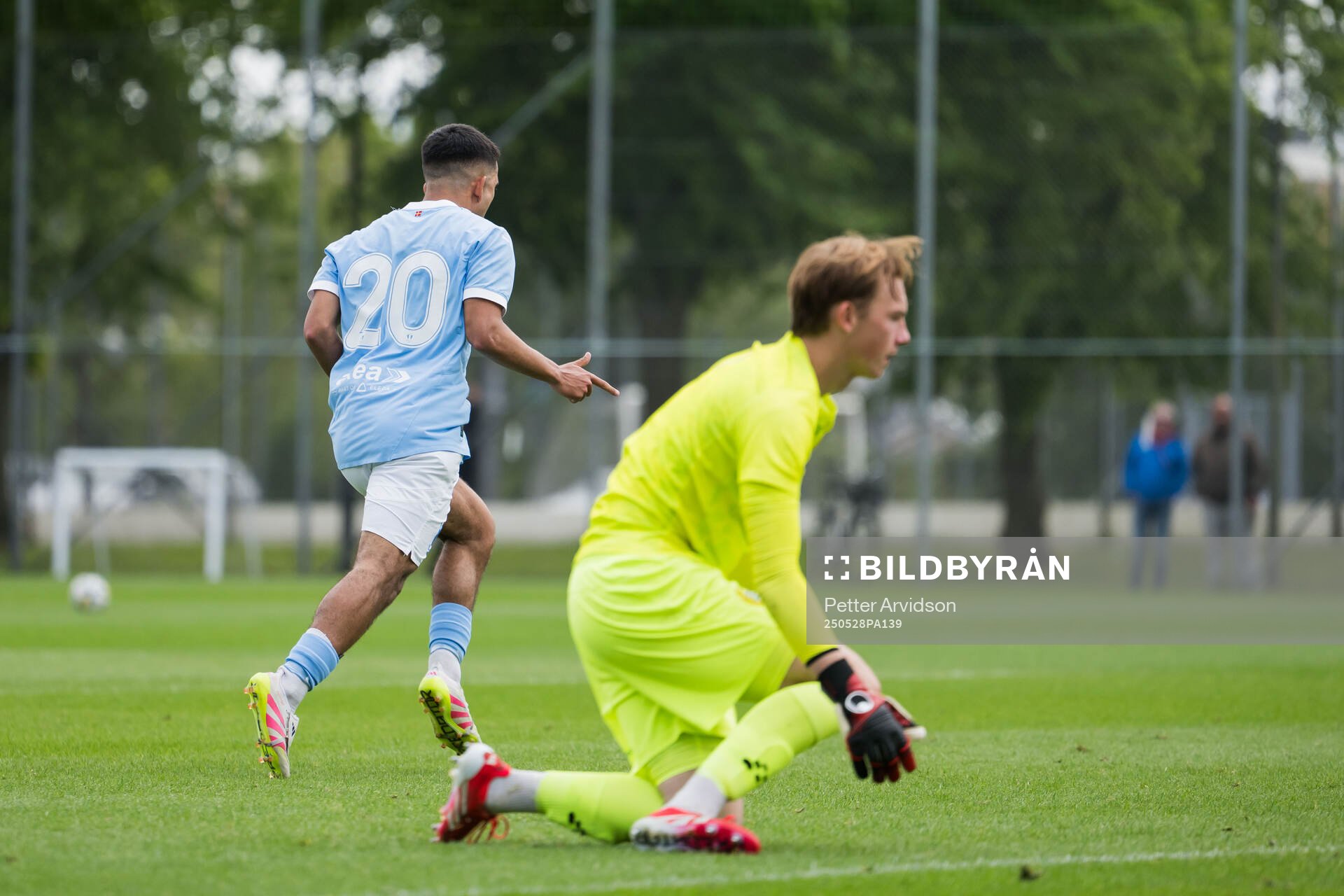 Malmö FFs Zakaria Loukili jublar efter 1-0 under finalen i P19 Ligacupen mellan Malmö FF och Hammarby den 28 maj 2025 i Malmö. 