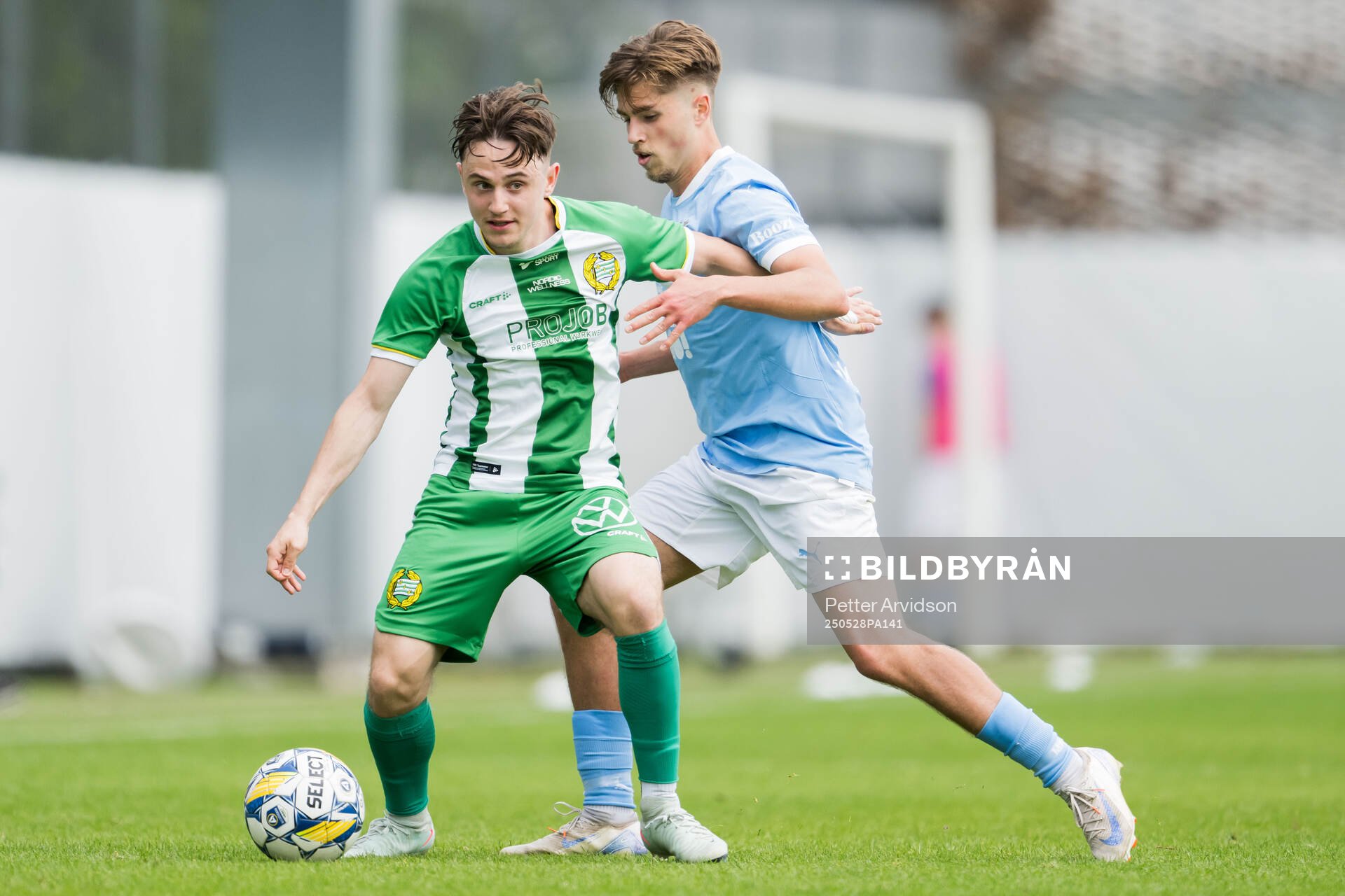 Hammarbys Oskar Moczarny och Malmö FFs Hugo Bäckstrand under finalen i P19 Ligacupen mellan Malmö FF och Hammarby den 28 maj 2025 i Malmö.