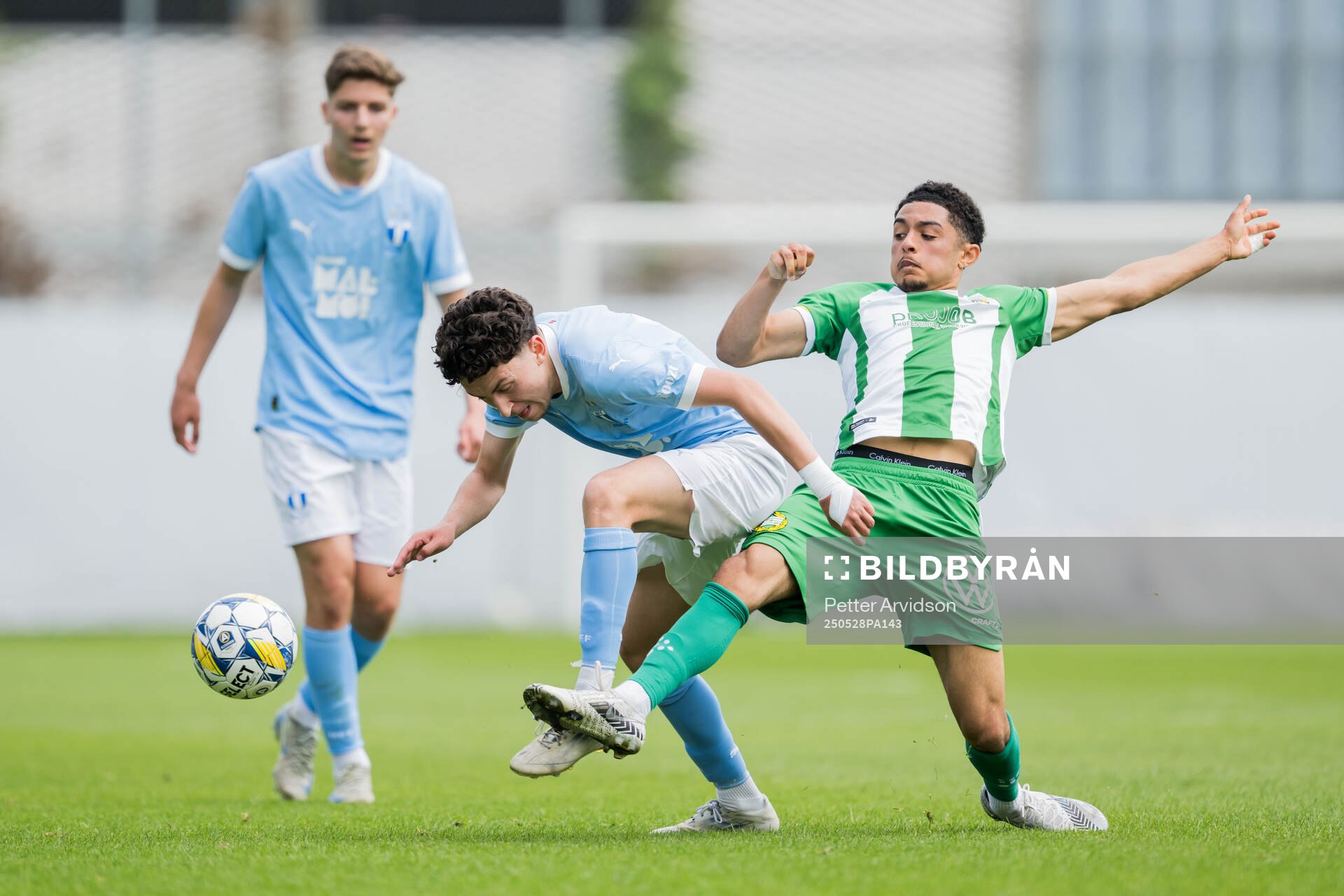 Malmö FFs Antonio Palac och Hammarbys William Loqvist under finalen i P19 Ligacupen mellan Malmö FF och Hammarby den 28 maj 2025 i Malmö.