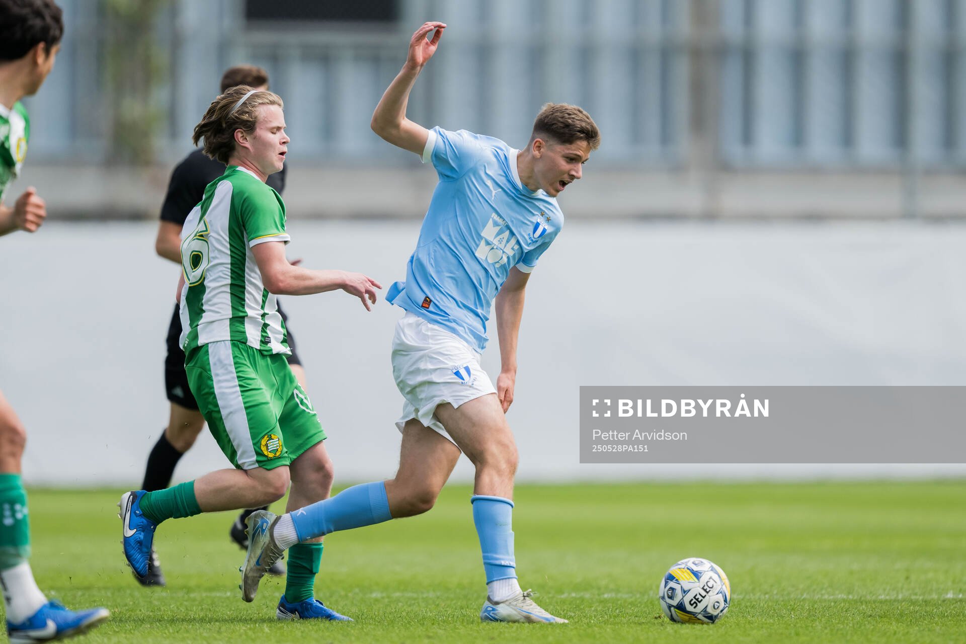 Hammarbys Tim Lindberg och Malmö FFs Medjen Llumnica under finalen i P19 Ligacupen mellan Malmö FF och Hammarby den 28 maj 2025 i Malmö.