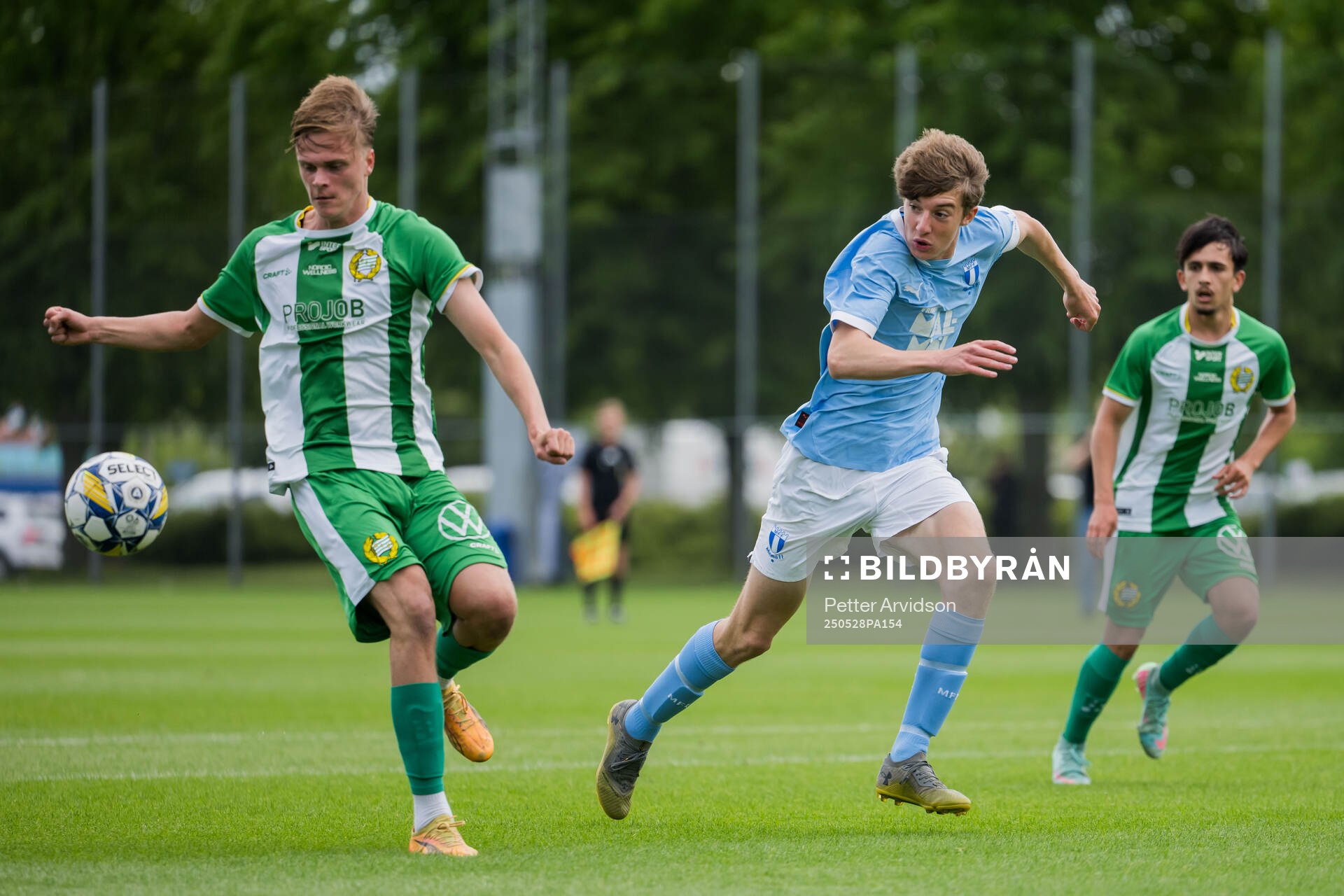 Hammarbys Kevin Andersson-Lönnergård och Malmö FFs Finlay Neat under finalen i P19 Ligacupen mellan Malmö FF och Hammarby den 28 maj 2025 i Malmö.