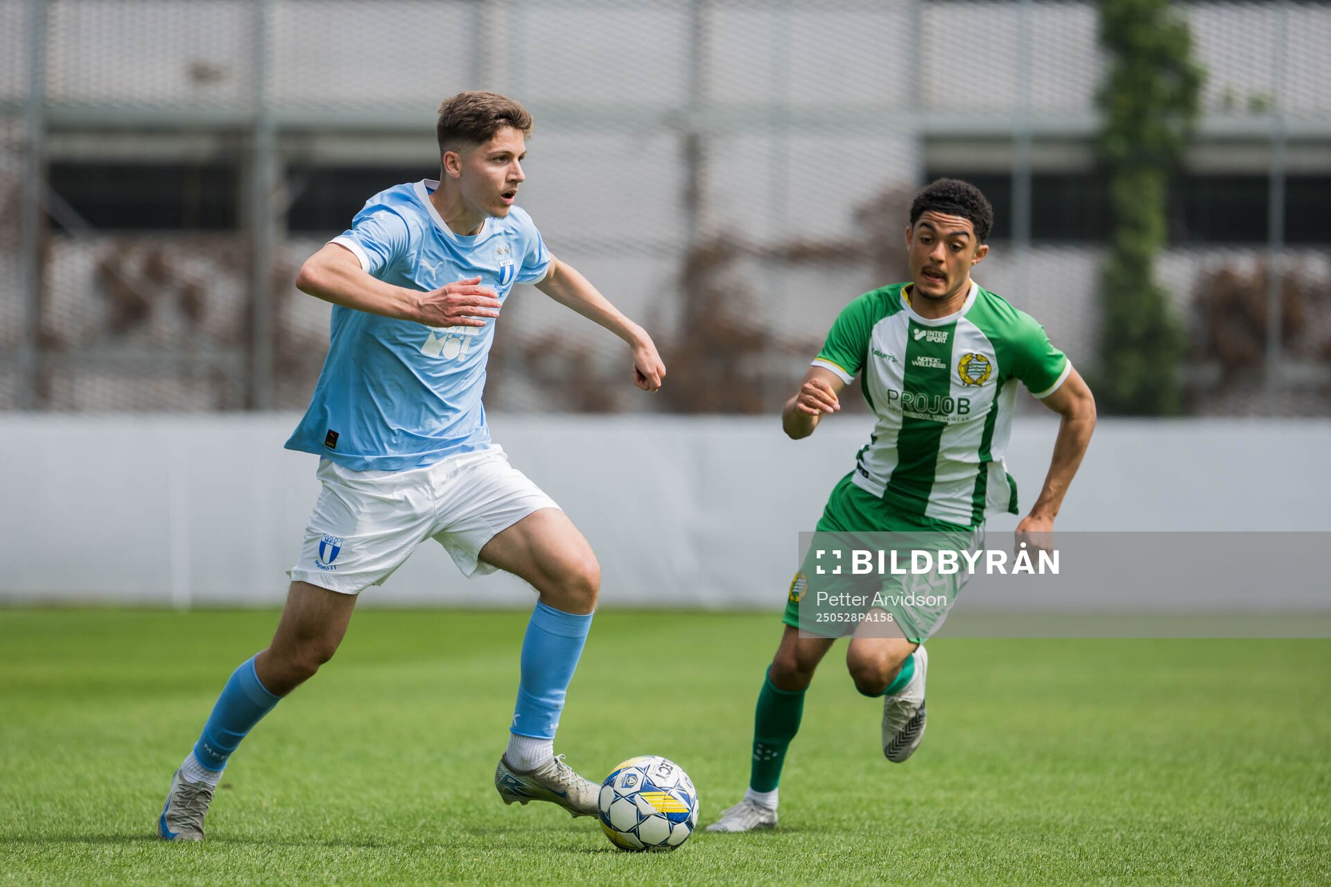 Malmö FFs Medjen Llumnica och Hammarbys Kevin Andersson-Lönnergård under finalen i P19 Ligacupen mellan Malmö FF och Hammarby den 28 maj 2025 i Malmö.