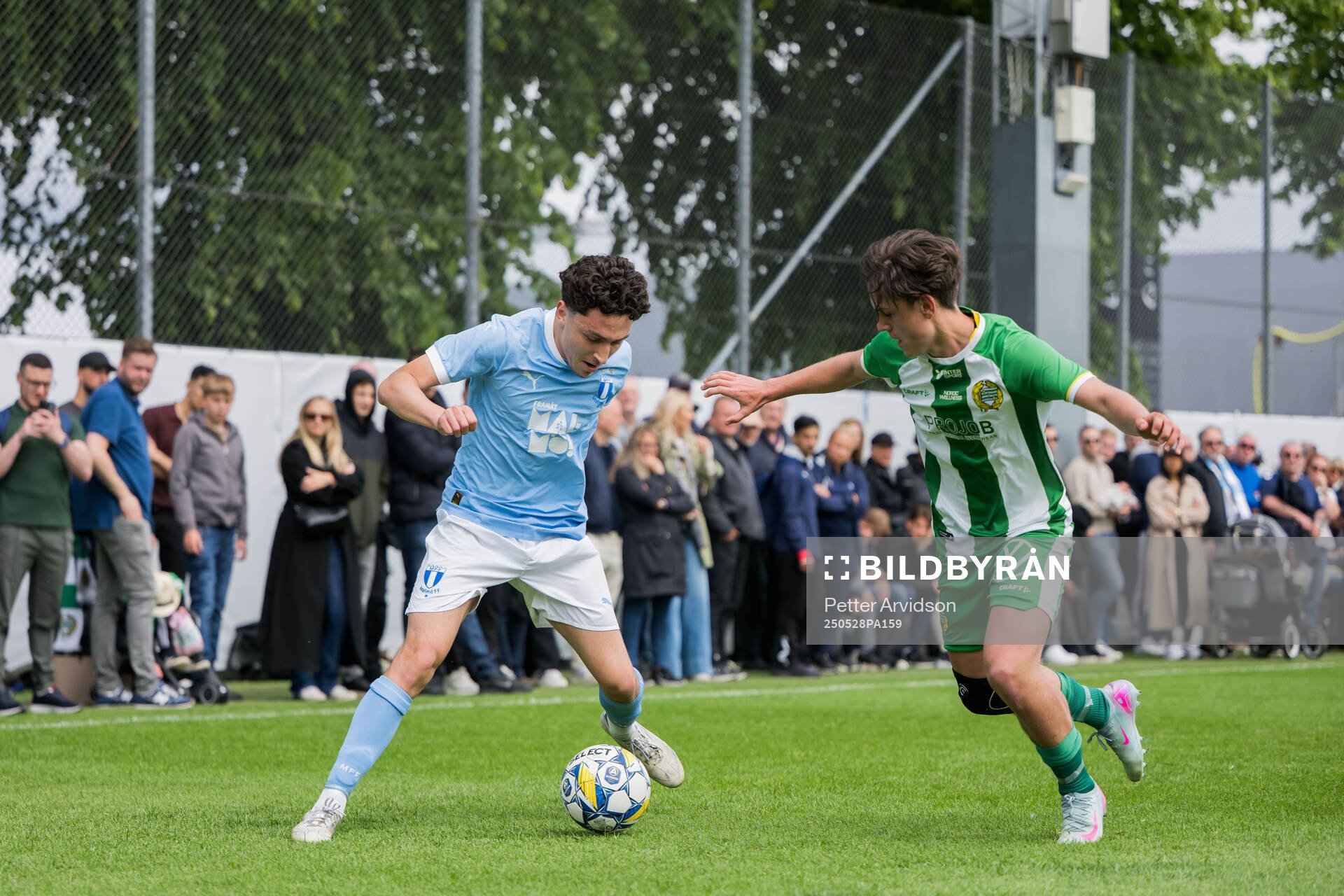 Malmö FFs Antonio Palac och Hammarbys Sebastián Carlsson Villegas under finalen i P19 Ligacupen mellan Malmö FF och Hammarby den 28 maj 2025 i Malmö.
