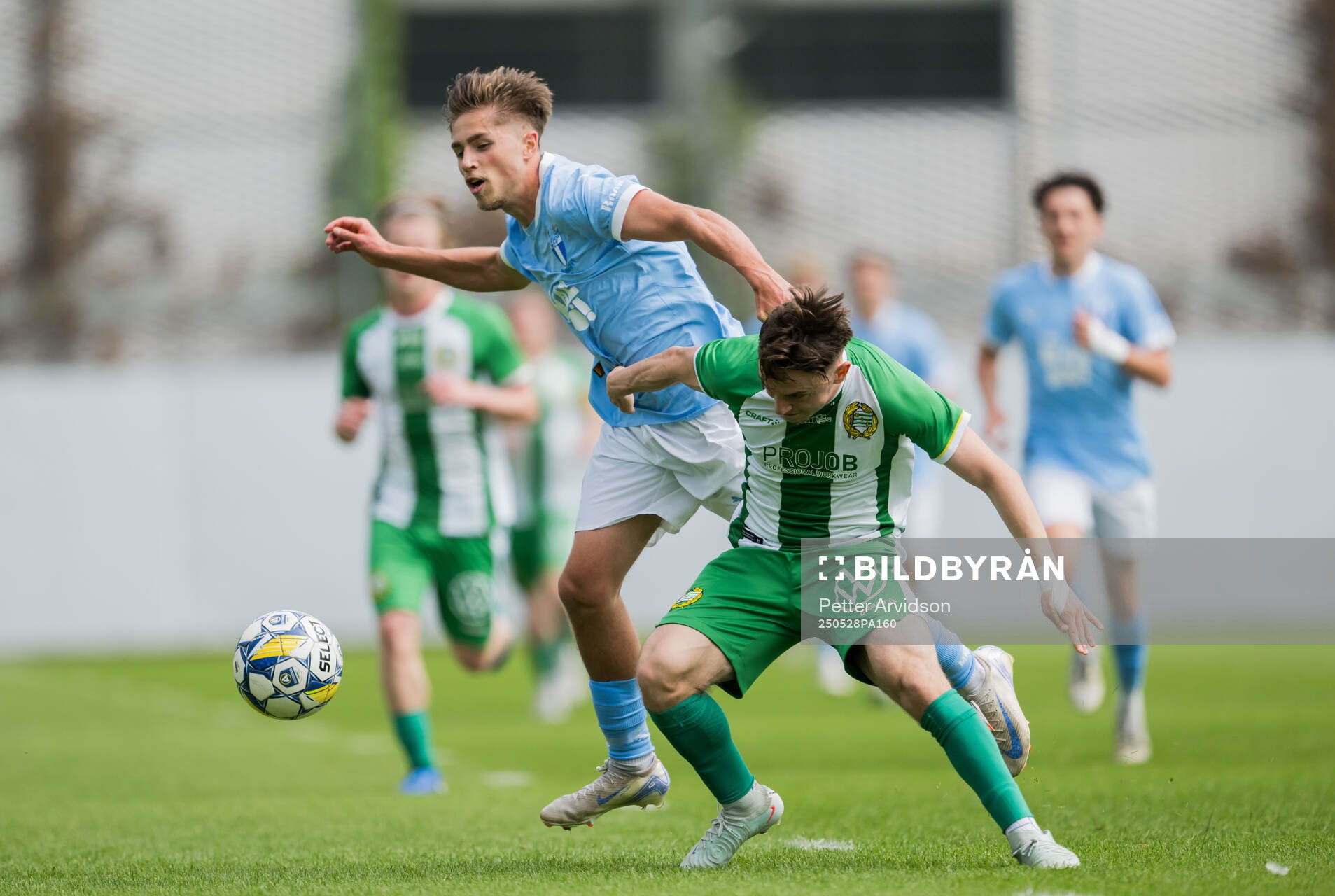 Malmö FFs Hugo Bäckstrand och Hammarbys Oskar Moczarny under finalen i P19 Ligacupen mellan Malmö FF och Hammarby den 28 maj 2025 i Malmö.