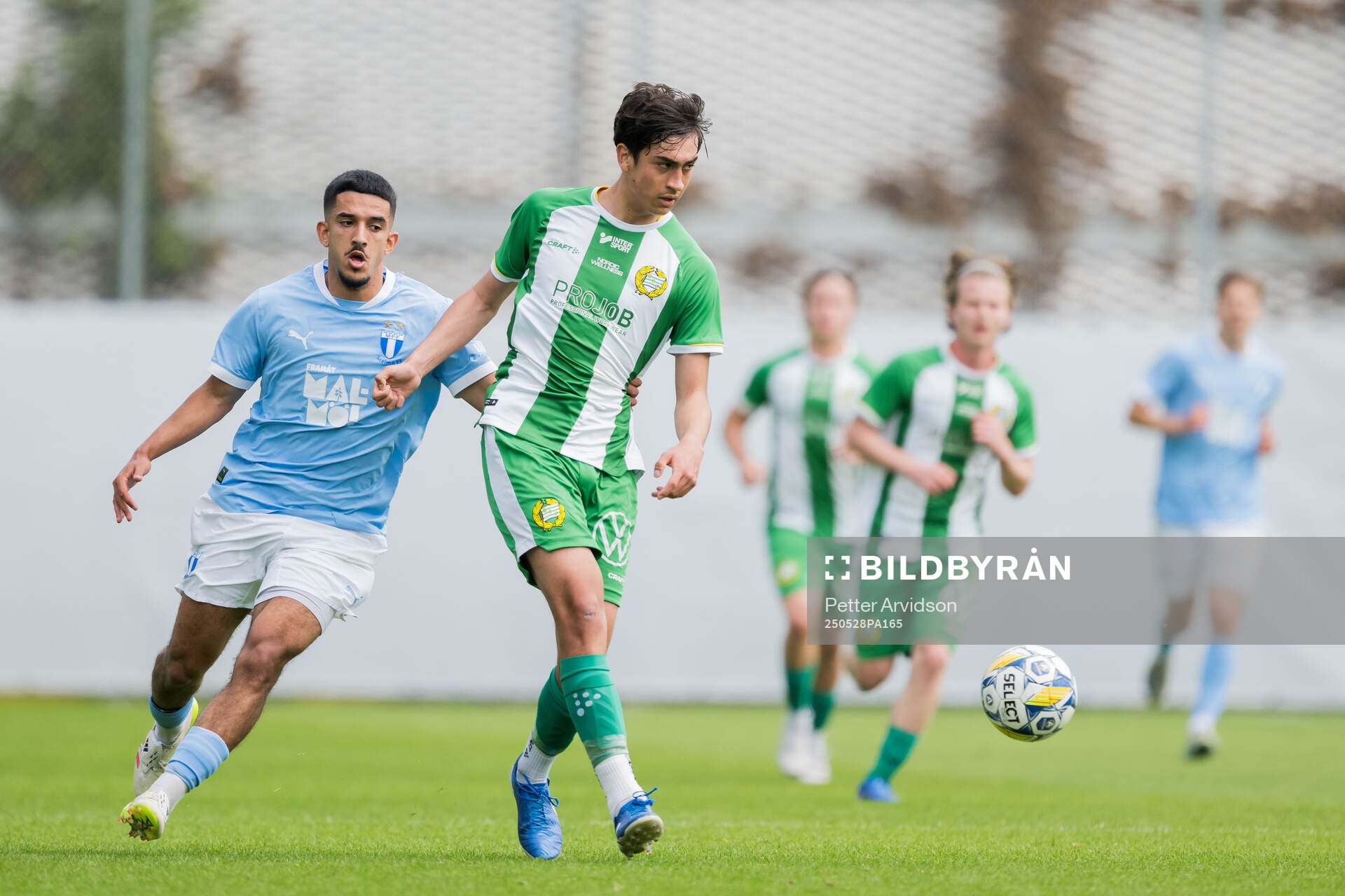 Malmö FFs Zakaria Loukili och Hammarbys Emil Reyes Rigö under finalen i P19 Ligacupen mellan Malmö FF och Hammarby den 28 maj 2025 i Malmö.