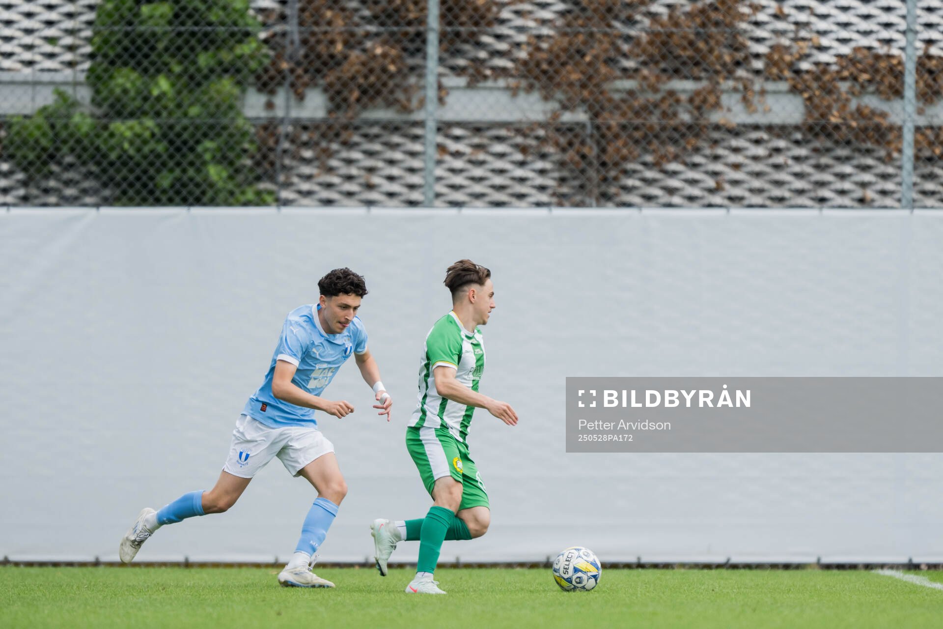 Malmö FFs Antonio Palac och Hammarbys Oskar Moczarny under finalen i P19 Ligacupen mellan Malmö FF och Hammarby den 28 maj 2025 i Malmö.