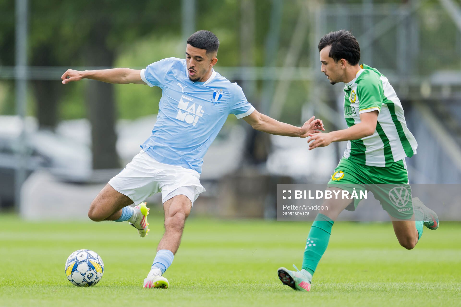 Malmö FFs Zakaria Loukili och Hammarbys Matheo Elviersson Sica under finalen i P19 Ligacupen mellan Malmö FF och Hammarby den 28 maj 2025 i Malmö.
