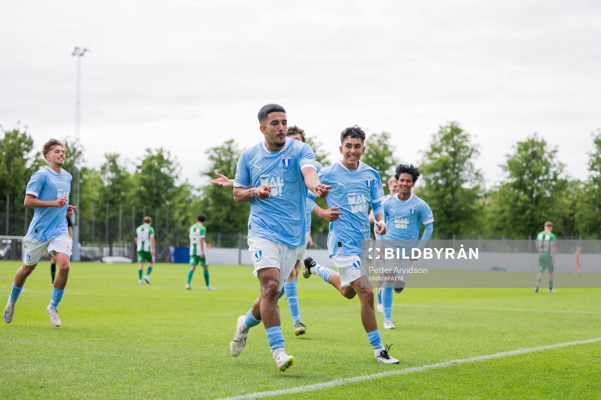 Malmö FFs Zakaria Loukili jublar efter 2-0 under finalen i P19 Ligacupen mellan Malmö FF och Hammarby den 28 maj 2025 i Malmö. 