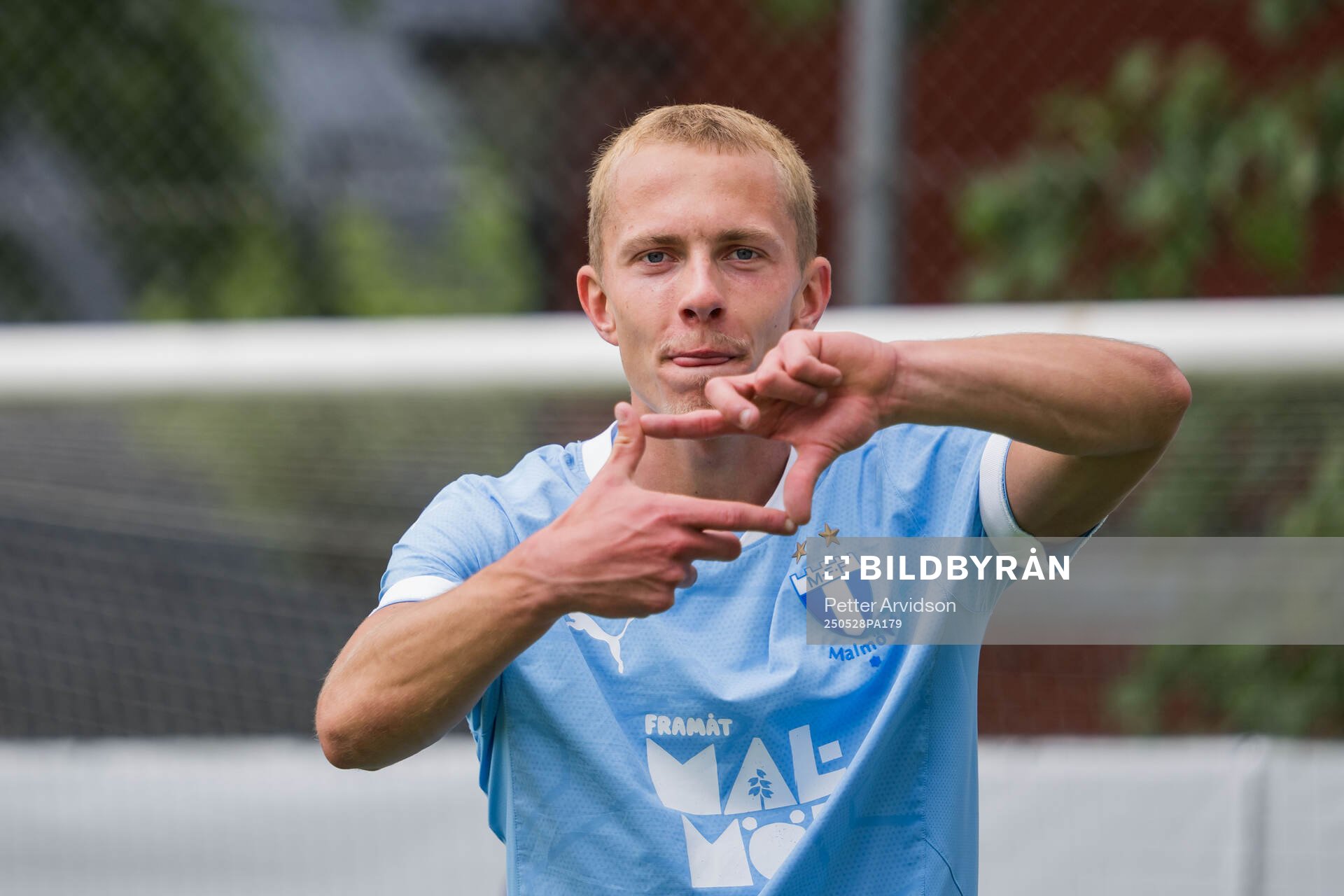 Malmö FFs Alexander Olsson jublar efter 2-0 under finalen i P19 Ligacupen mellan Malmö FF och Hammarby den 28 maj 2025 i Malmö.
