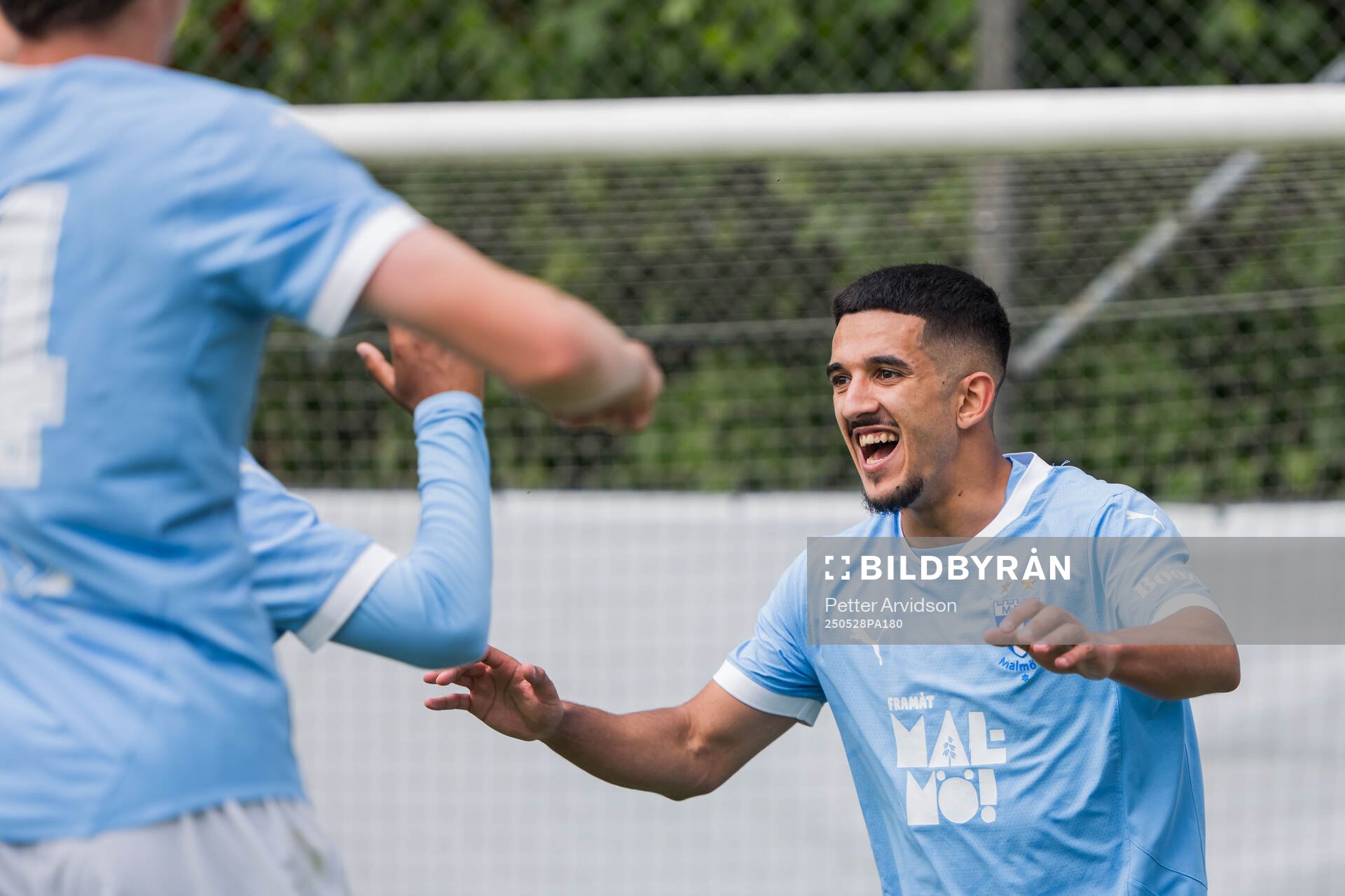 Malmö FFs Zakaria Loukili jublar efter 2-0 under finalen i P19 Ligacupen mellan Malmö FF och Hammarby den 28 maj 2025 i Malmö. 