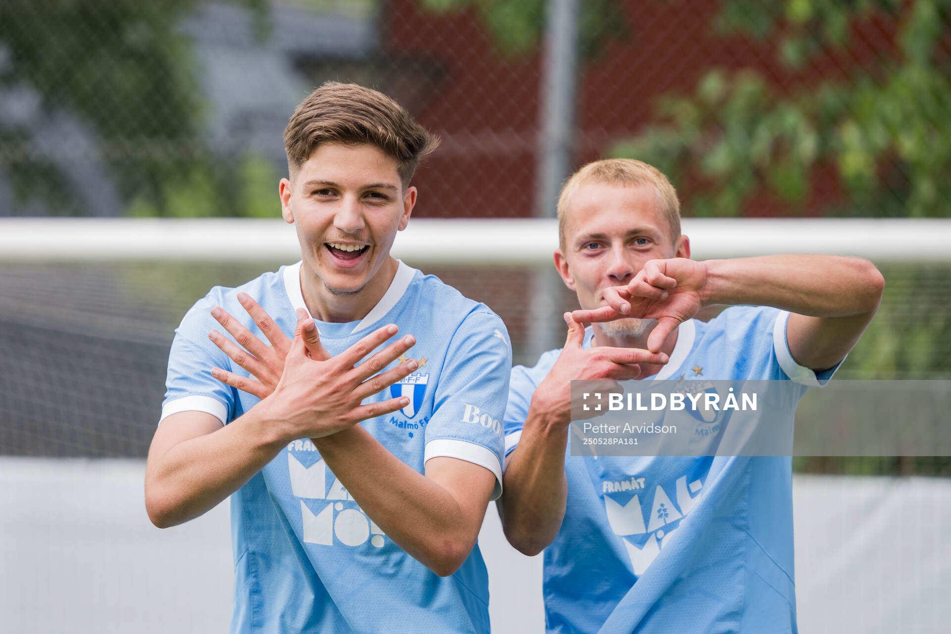 Malmö FFs Medjen Llumnica och Alexander Olsson jublar efter 2-0 under finalen i P19 Ligacupen mellan Malmö FF och Hammarby den 28 maj 2025 i Malmö.