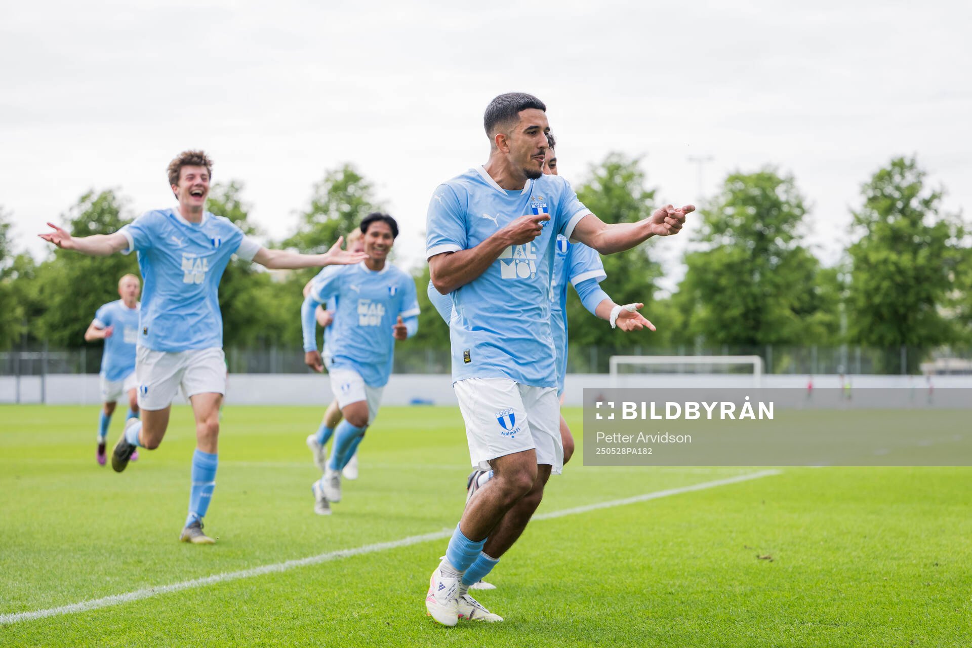 Malmö FFs Zakaria Loukili jublar efter 2-0 under finalen i P19 Ligacupen mellan Malmö FF och Hammarby den 28 maj 2025 i Malmö. 
