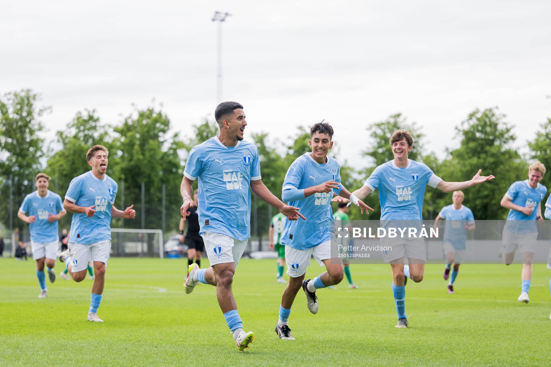 Malmö FFs Zakaria Loukili jublar efter 2-0 under finalen i P19 Ligacupen mellan Malmö FF och Hammarby den 28 maj 2025 i Malmö. 
