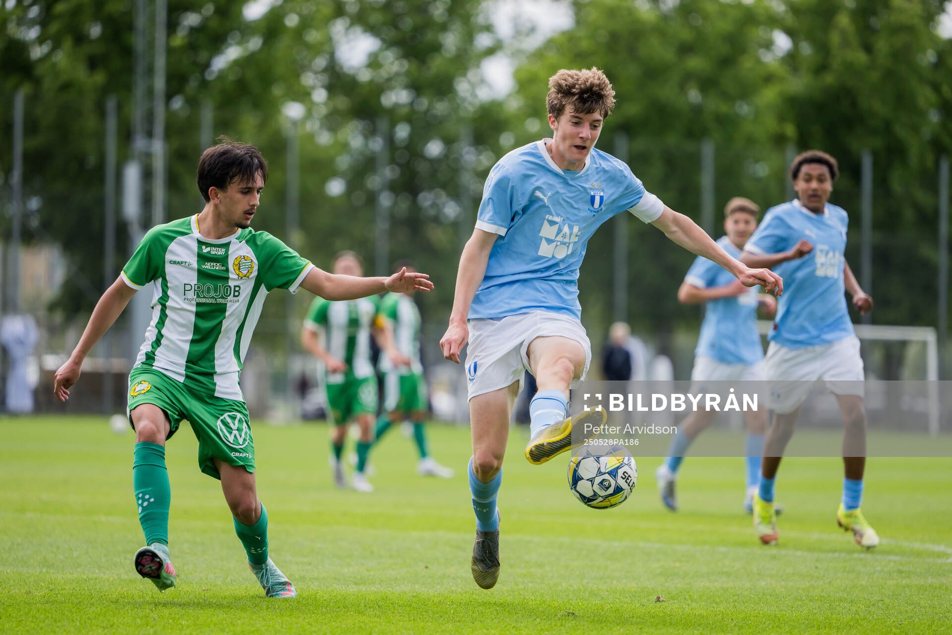 Hammarbys Matheo Elviersson Sica och Malmö FFs Finlay Neat under finalen i P19 Ligacupen mellan Malmö FF och Hammarby den 28 maj 2025 i Malmö.