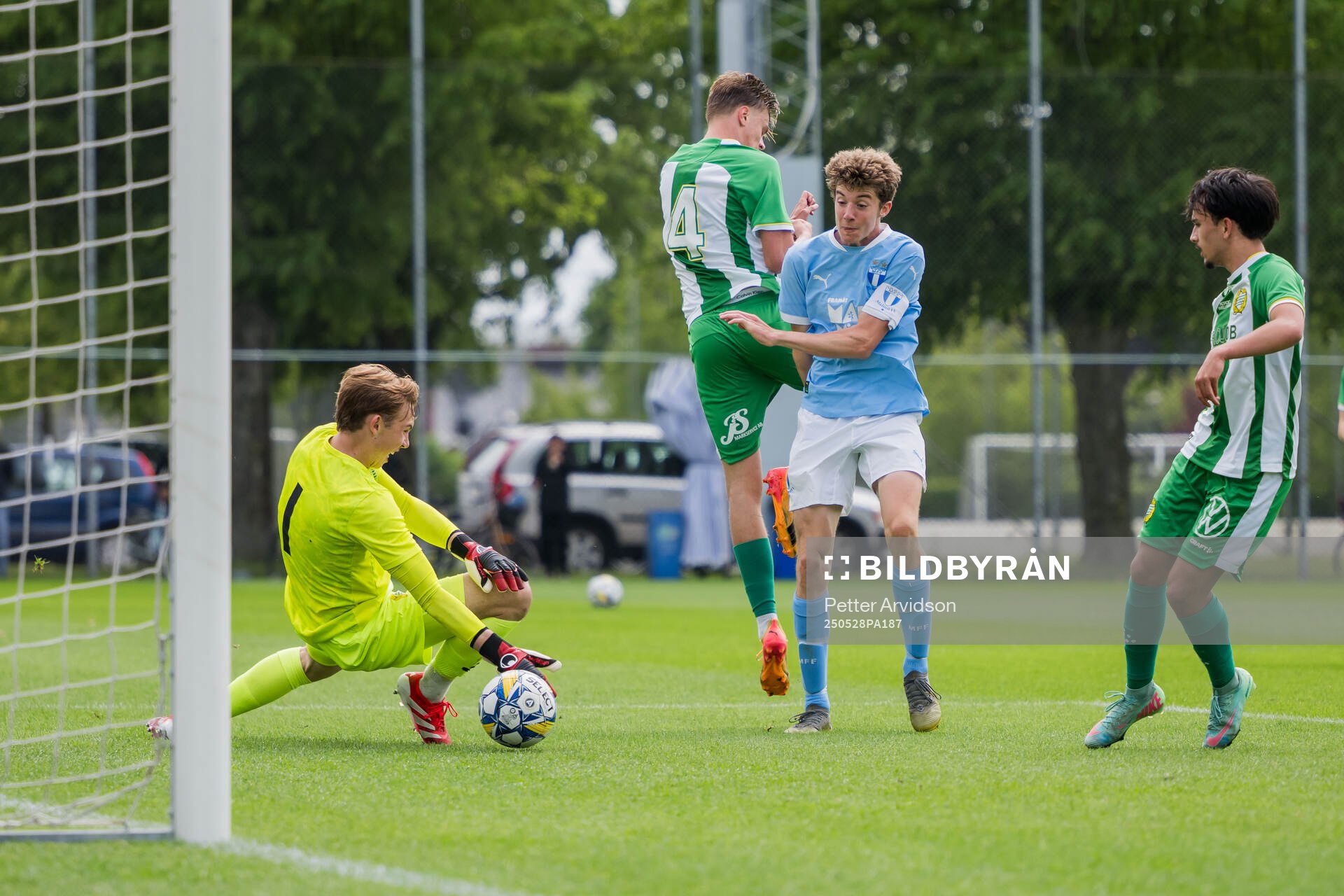 Hammarbys Elton Fischerström Opancar och Malmö FFs Finlay Neat under finalen i P19 Ligacupen mellan Malmö FF och Hammarby den 28 maj 2025 i Malmö.