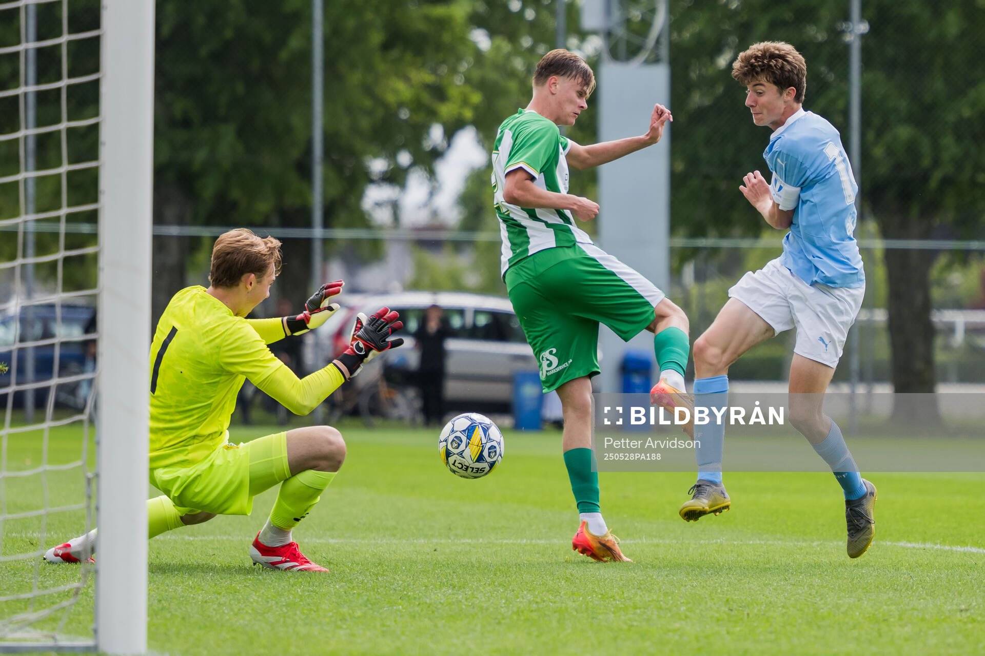Hammarbys Elton Fischerström Opancar och Kevin Andersson-Lönnergård och Malmö FFs Finlay Neat under finalen i P19 Ligacupen mellan Malmö FF och Hammarby den 28 maj 2025 i Malmö.