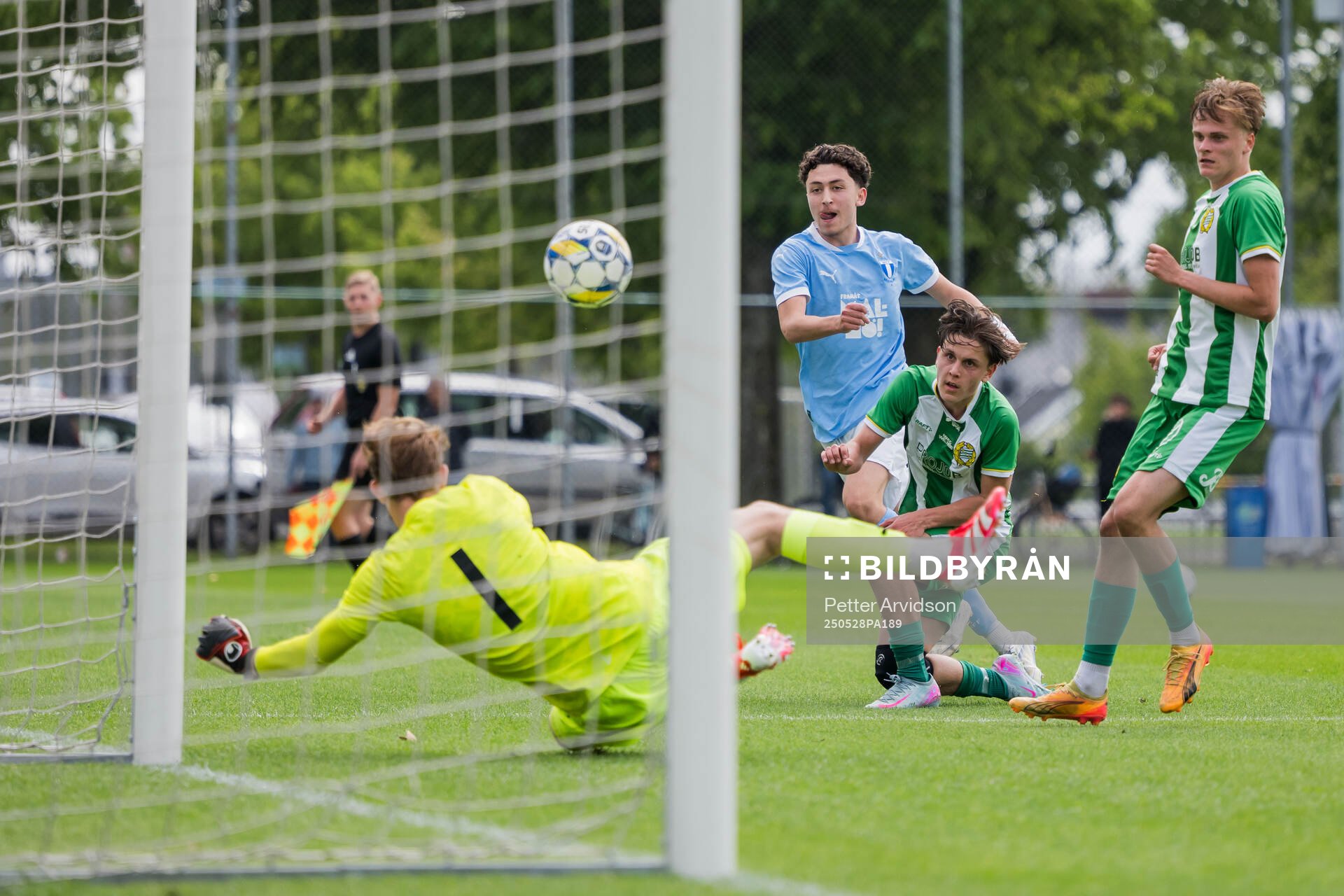 Malmö FFs Antonio Palac och Hammarbys Elton Fischerström Opancar under finalen i P19 Ligacupen mellan Malmö FF och Hammarby den 28 maj 2025 i Malmö.
