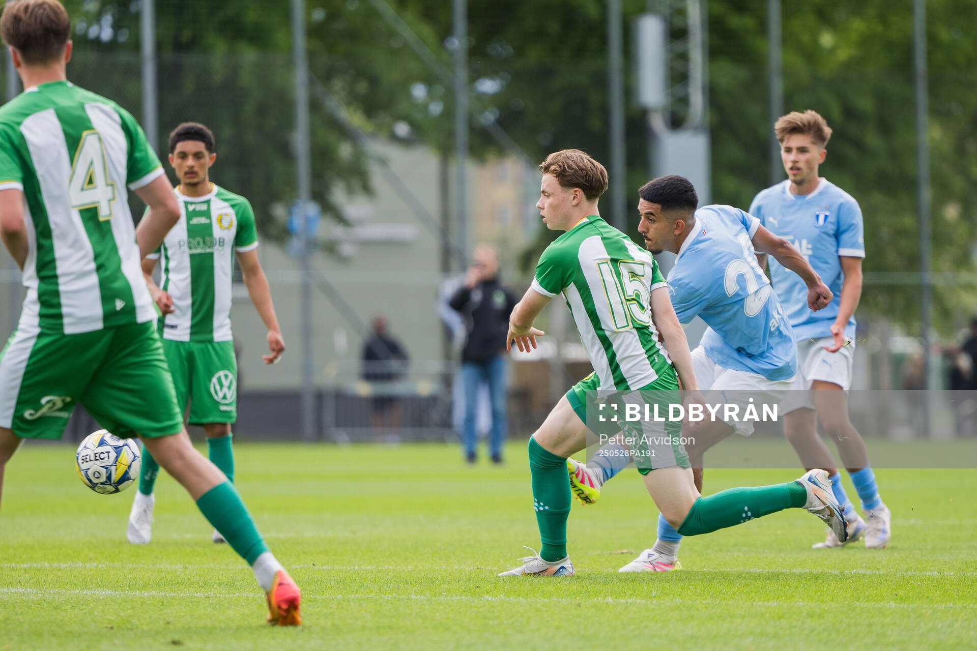 Malmö FFs Zakaria Loukili skjuter in 2-0 målet under finalen i P19 Ligacupen mellan Malmö FF och Hammarby den 28 maj 2025 i Malmö.