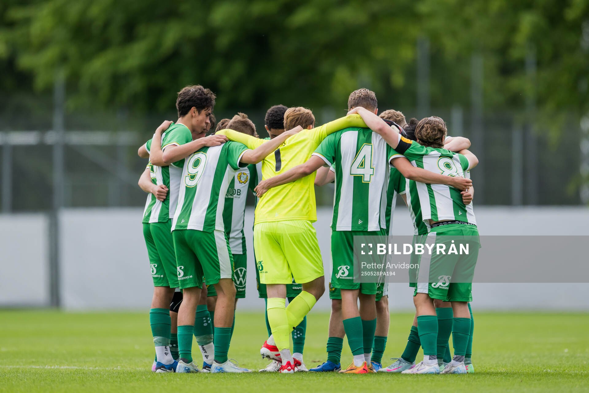 Hammarbys spelare samlas under finalen i P19 Ligacupen mellan Malmö FF och Hammarby den 28 maj 2025 i Malmö. 