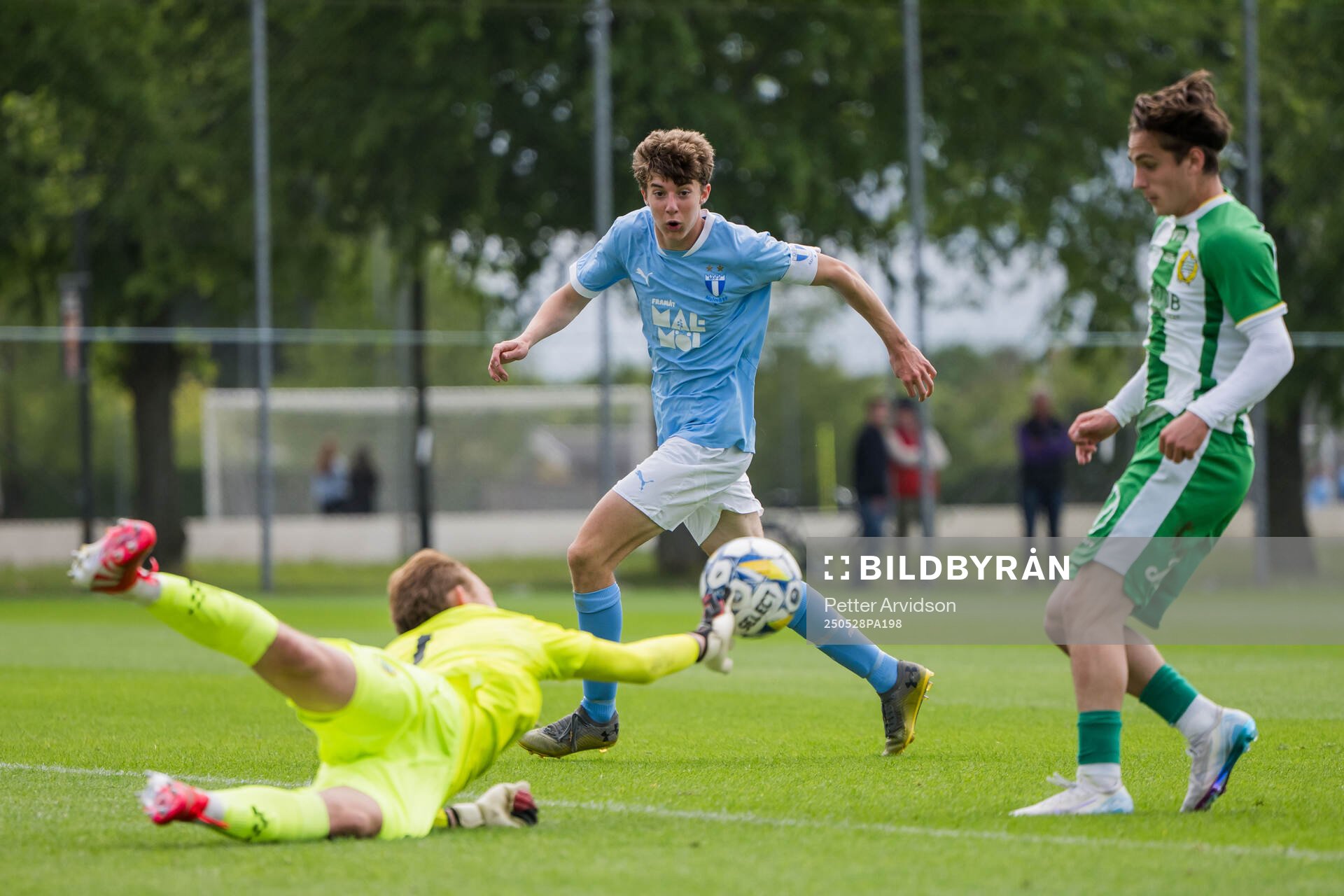 Hammarbys Elton Fischerström Opancar och Malmö FFs Finlay Neat under finalen i P19 Ligacupen mellan Malmö FF och Hammarby den 28 maj 2025 i Malmö.