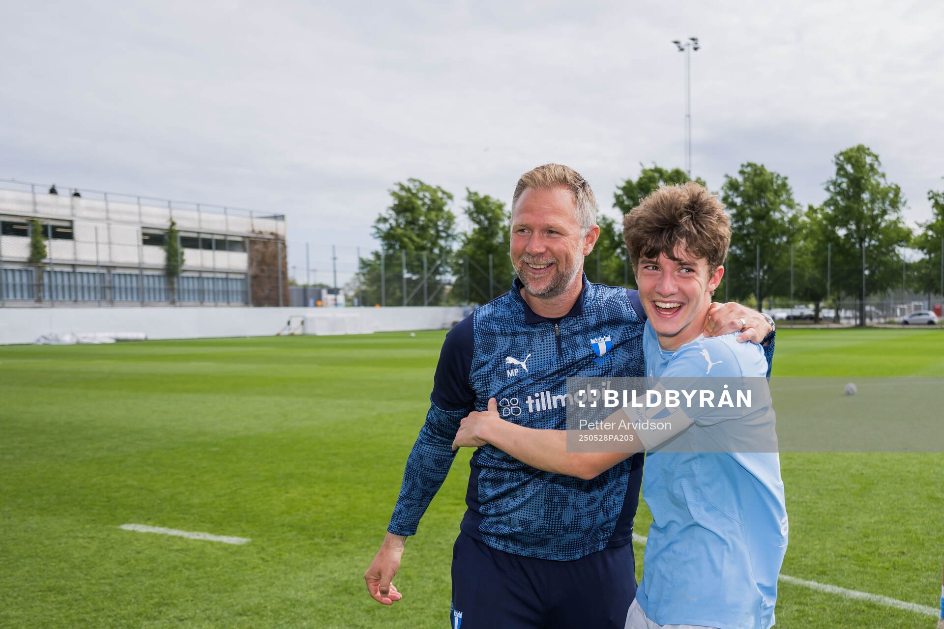 Malmö FFs tränare Magnus Pehrsson och Finlay Neat jublar efter finalen i P19 Ligacupen mellan Malmö FF och Hammarby den 28 maj 2025 i Malmö.