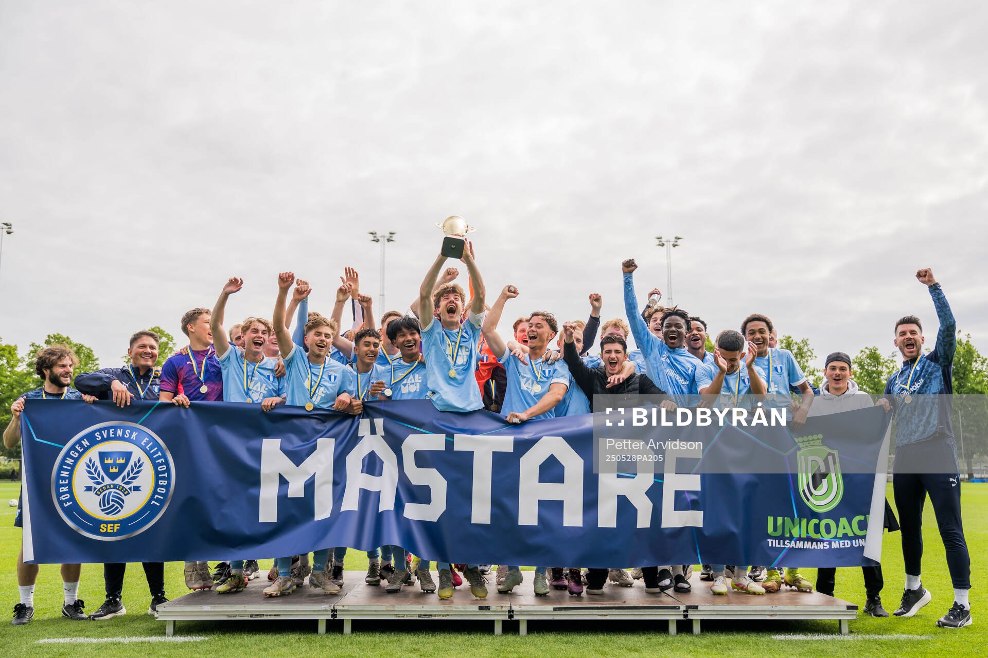Malmö FFs Finlay Neat höjer pokalen och jublar efter finalen i P19 Ligacupen mellan Malmö FF och Hammarby den 28 maj 2025 i Malmö.