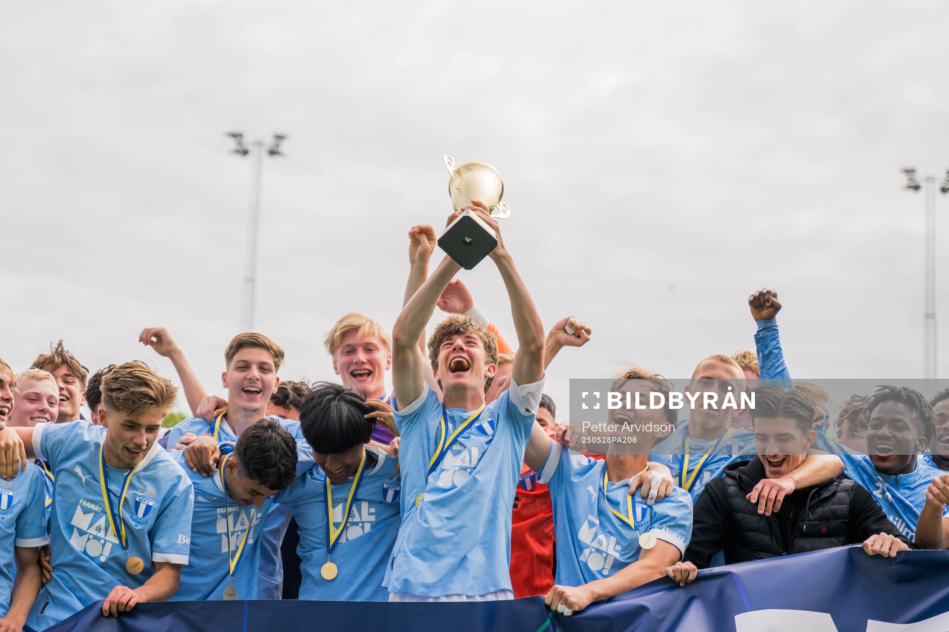 Malmö FFs Finlay Neat höjer pokalen och jublar efter finalen i P19 Ligacupen mellan Malmö FF och Hammarby den 28 maj 2025 i Malmö.