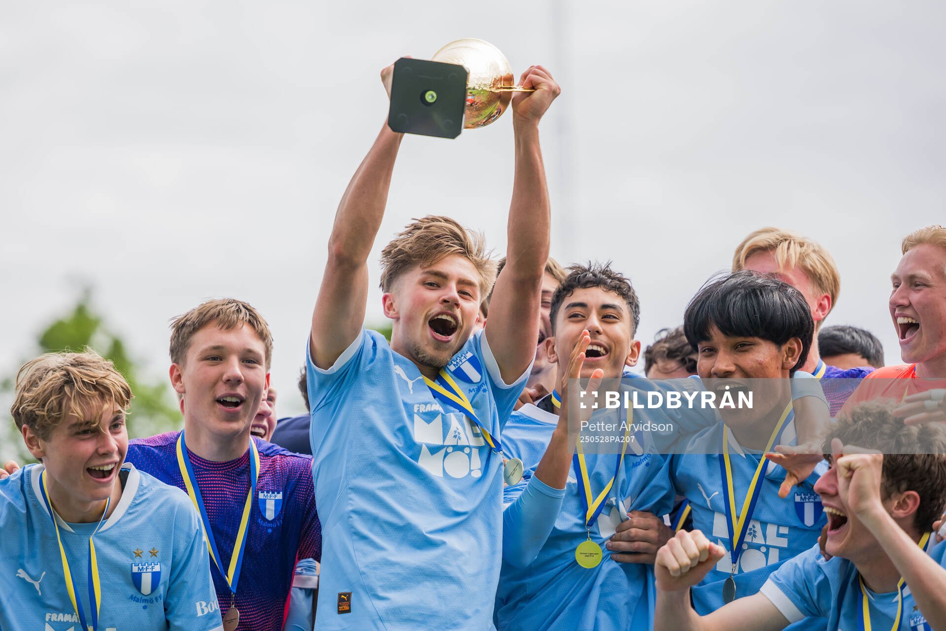 Malmö FFs Hugo Bäckstrand jublar efter finalen i P19 Ligacupen mellan Malmö FF och Hammarby den 28 maj 2025 i Malmö. 