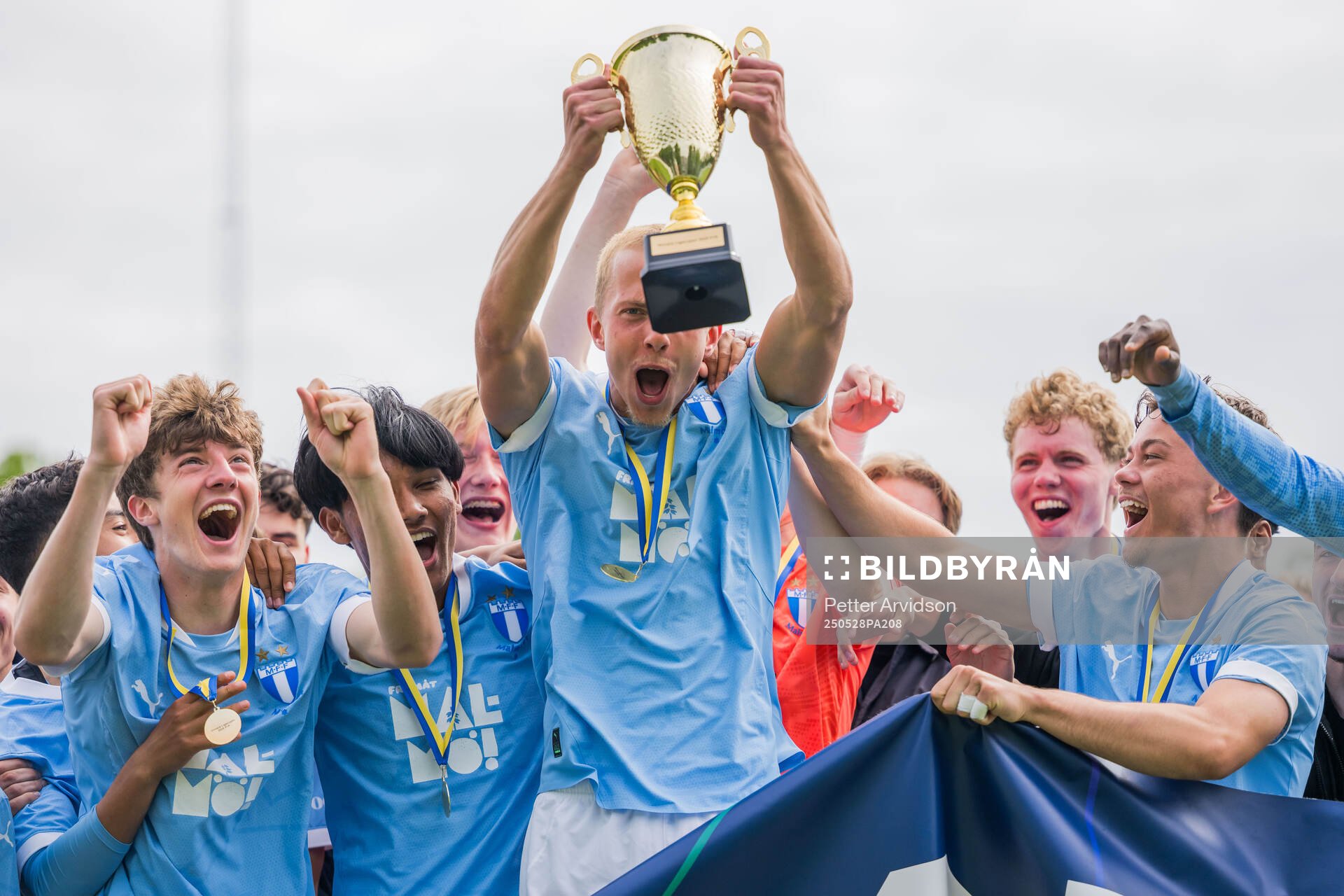 Malmö FFs Alexander Olsson jublar efter finalen i P19 Ligacupen mellan Malmö FF och Hammarby den 28 maj 2025 i Malmö. 