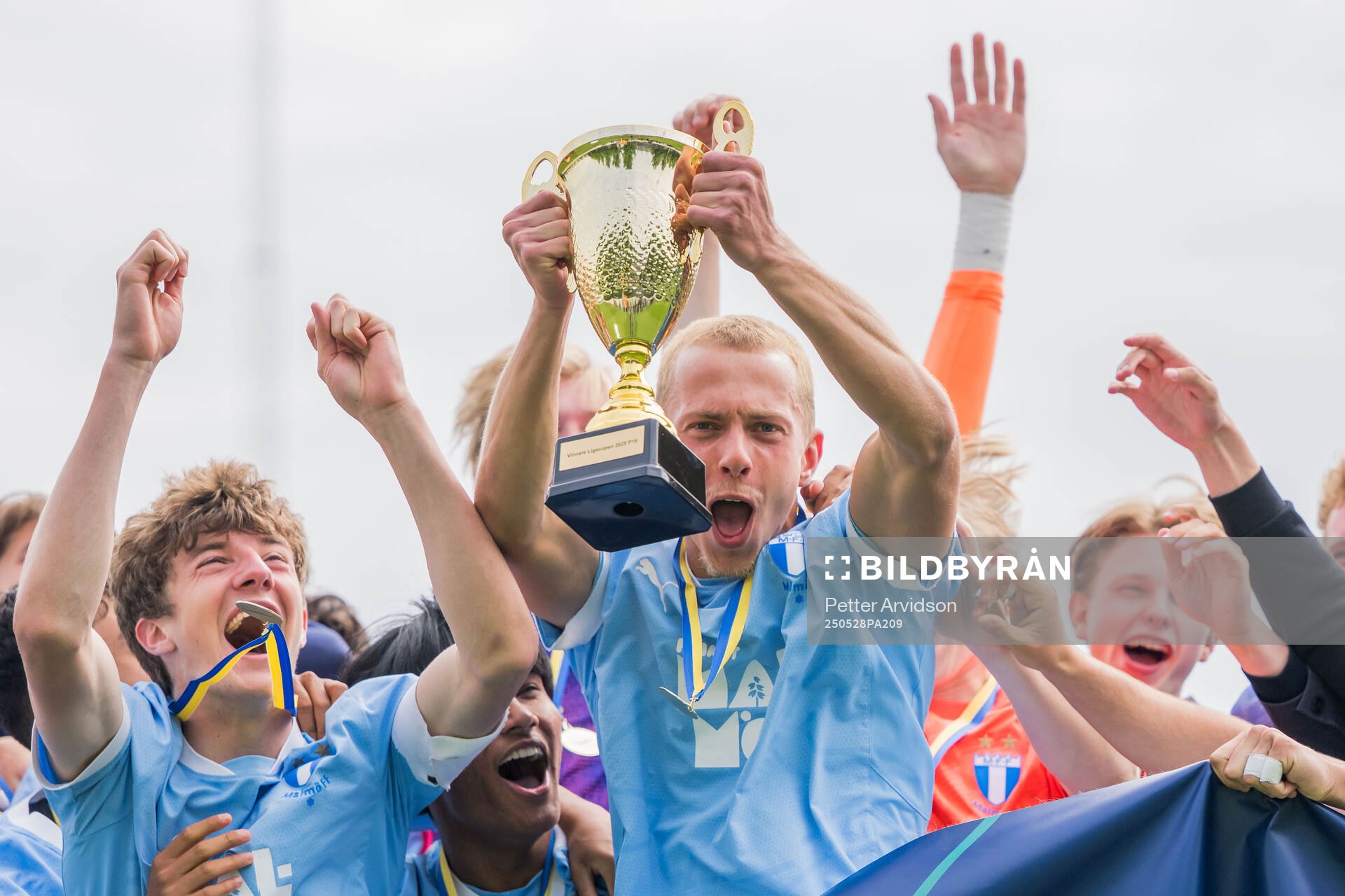 Malmö FFs Finlay Neat och Alexander Olsson jublar efter finalen i P19 Ligacupen mellan Malmö FF och Hammarby den 28 maj 2025 i Malmö.