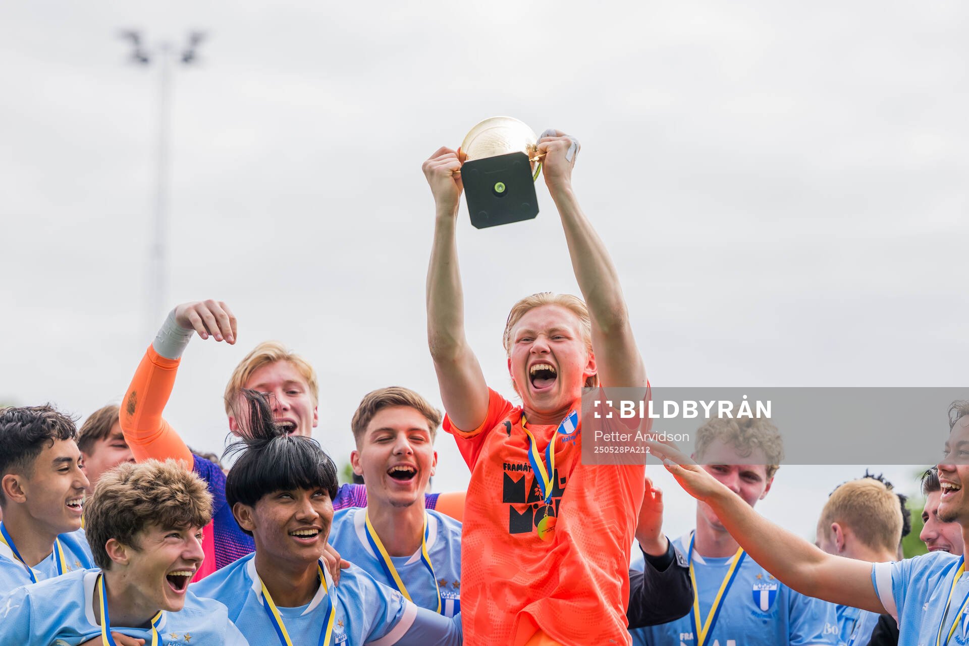 Malmö FFs målvakt Theodor Kvist jublar efter finalen i P19 Ligacupen mellan Malmö FF och Hammarby den 28 maj 2025 i Malmö. 