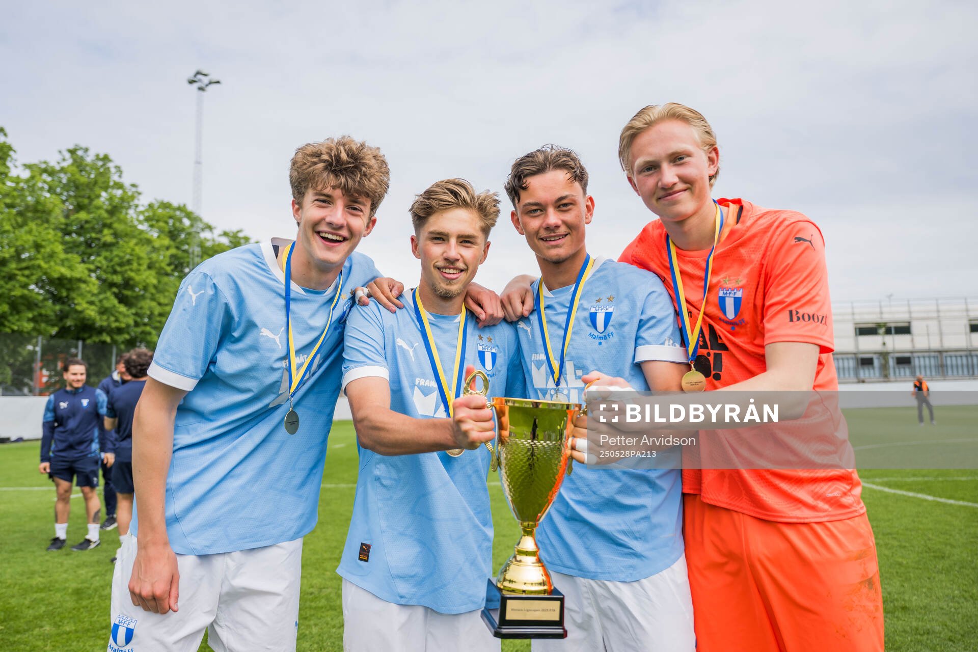 Malmö FFs Finlay Neat, Hugo Bäckstrand, Linus Larsen och målvakt Theodor Kvist jublar efter finalen i P19 Ligacupen mellan Malmö FF och Hammarby den 28 maj 2025 i Malmö.
