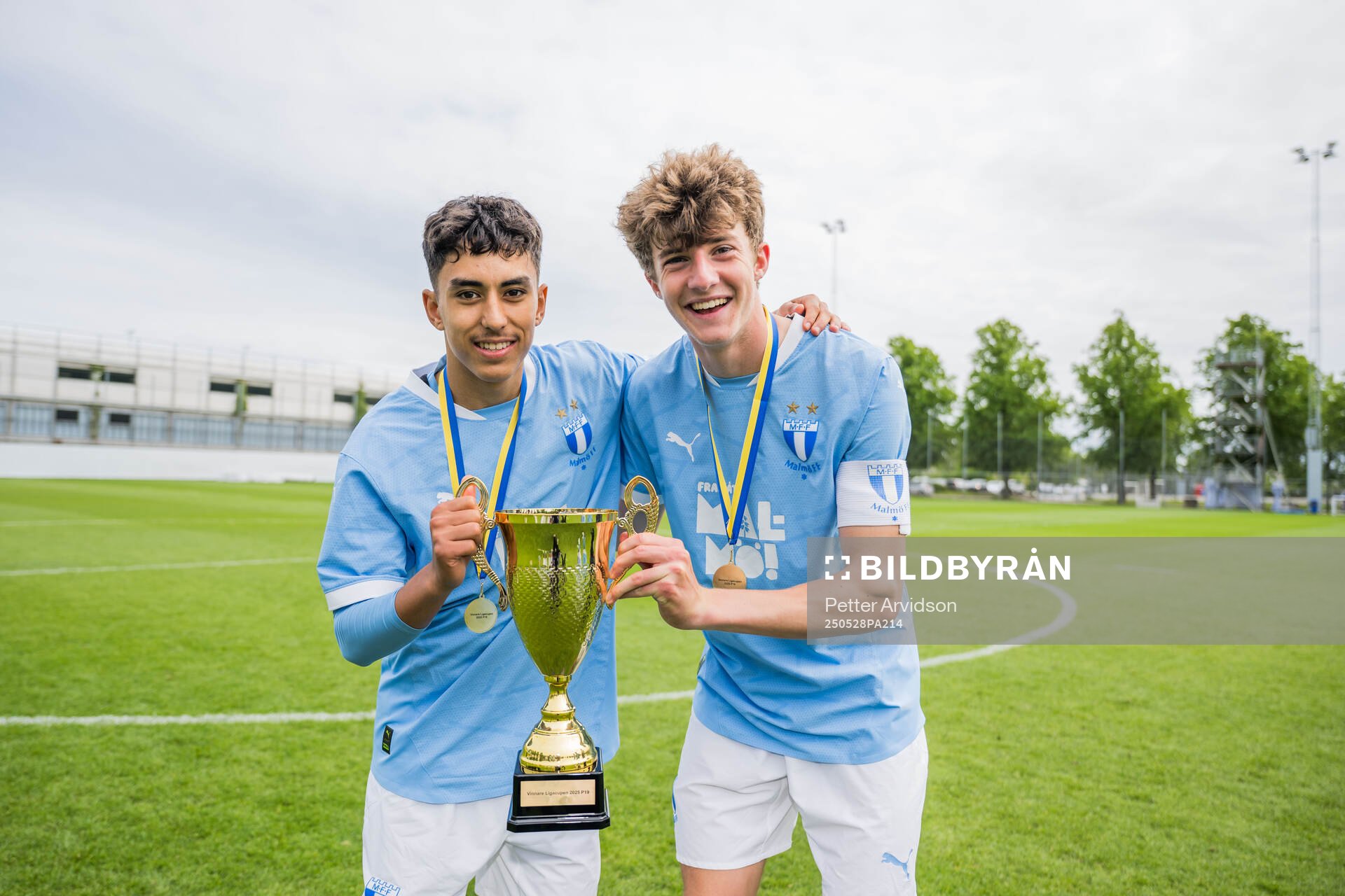Malmö FFs James Policarpio och Finlay Neat jublar efter finalen i P19 Ligacupen mellan Malmö FF och Hammarby den 28 maj 2025 i Malmö.