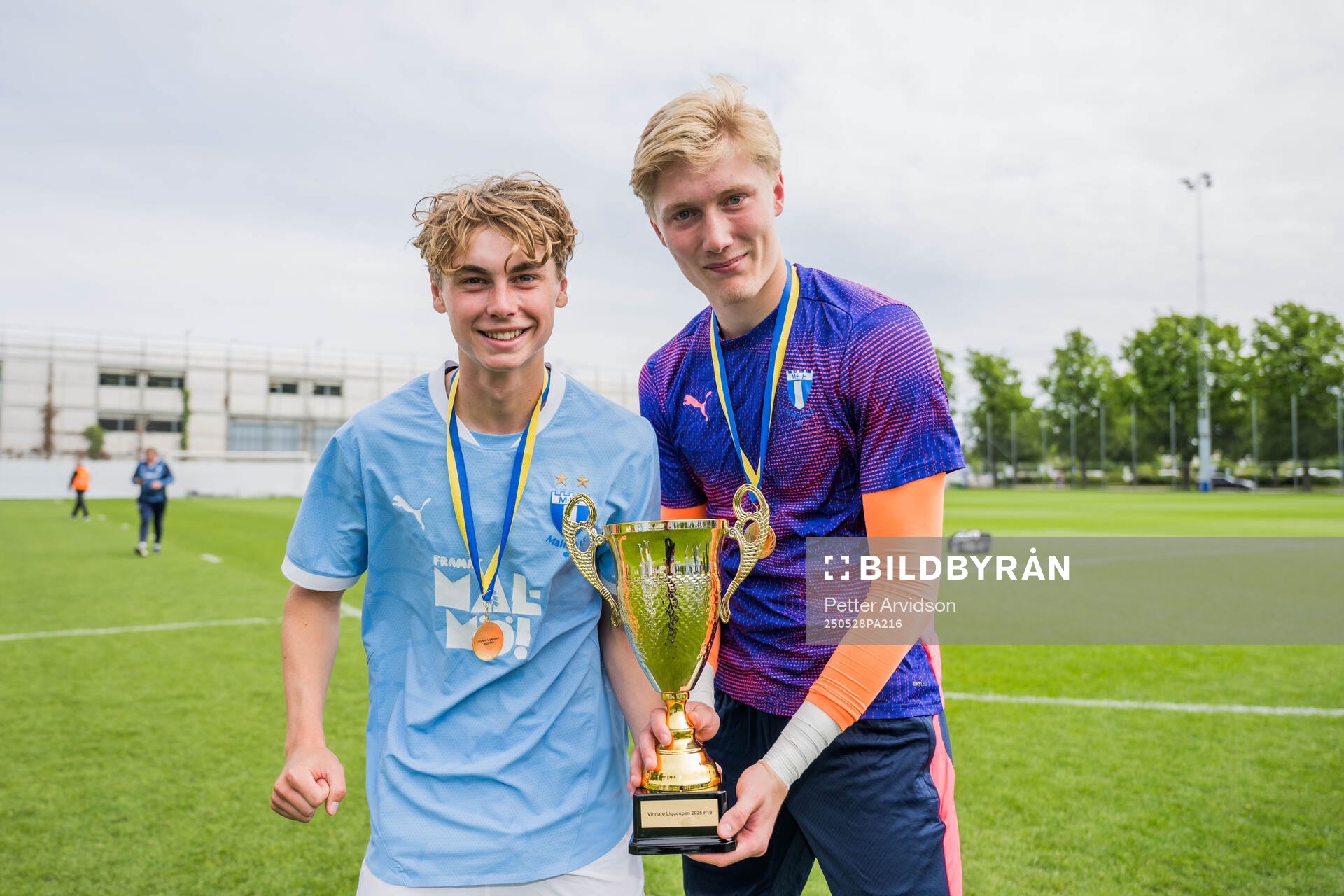 Malmö FFs Oskar Kronvall och målvakt Wilhelm Malmgren jublar efter finalen i P19 Ligacupen mellan Malmö FF och Hammarby den 28 maj 2025 i Malmö.