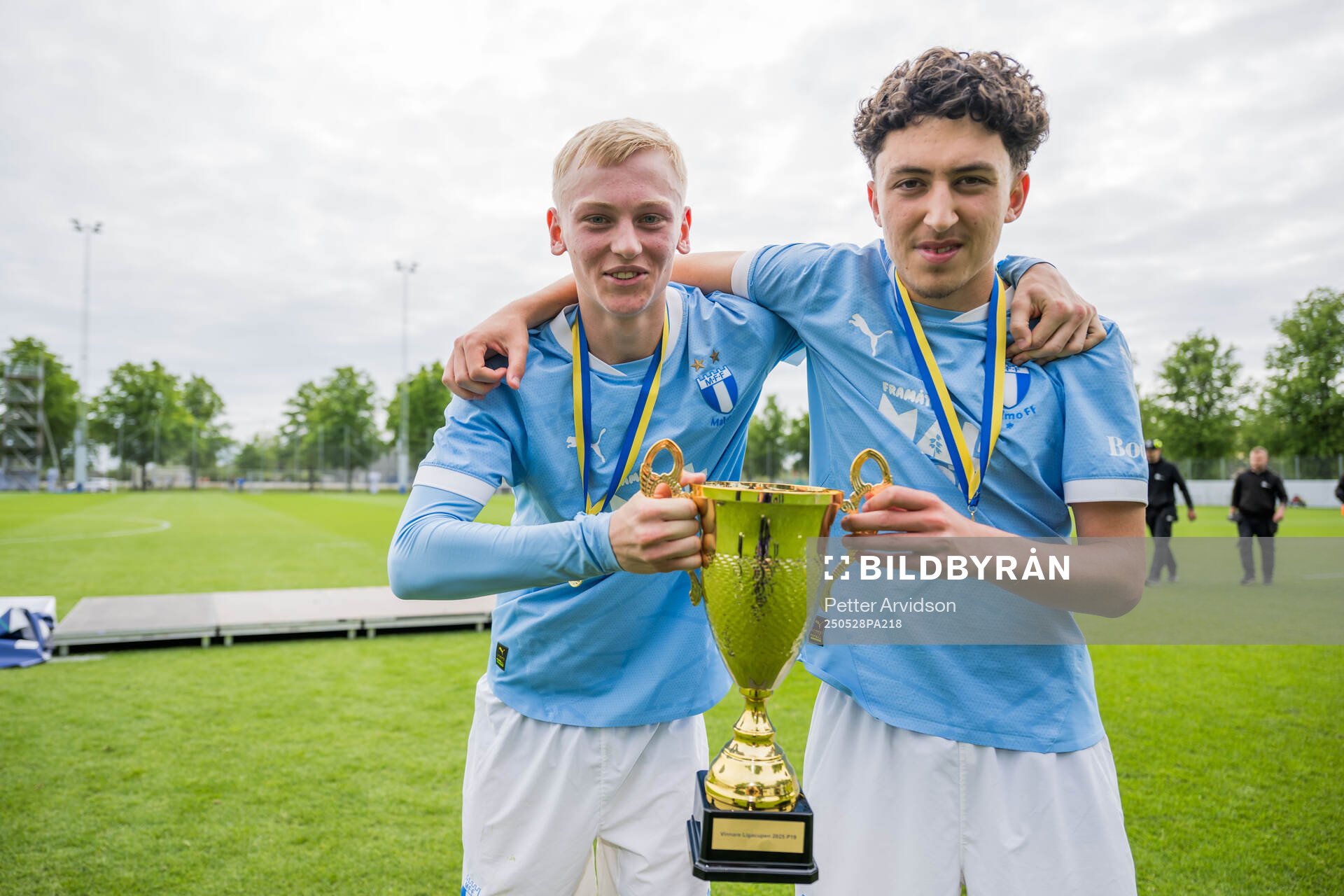 Malmö FFs Viggo Karlsson och Antonio Palac jublar efter finalen i P19 Ligacupen mellan Malmö FF och Hammarby den 28 maj 2025 i Malmö.