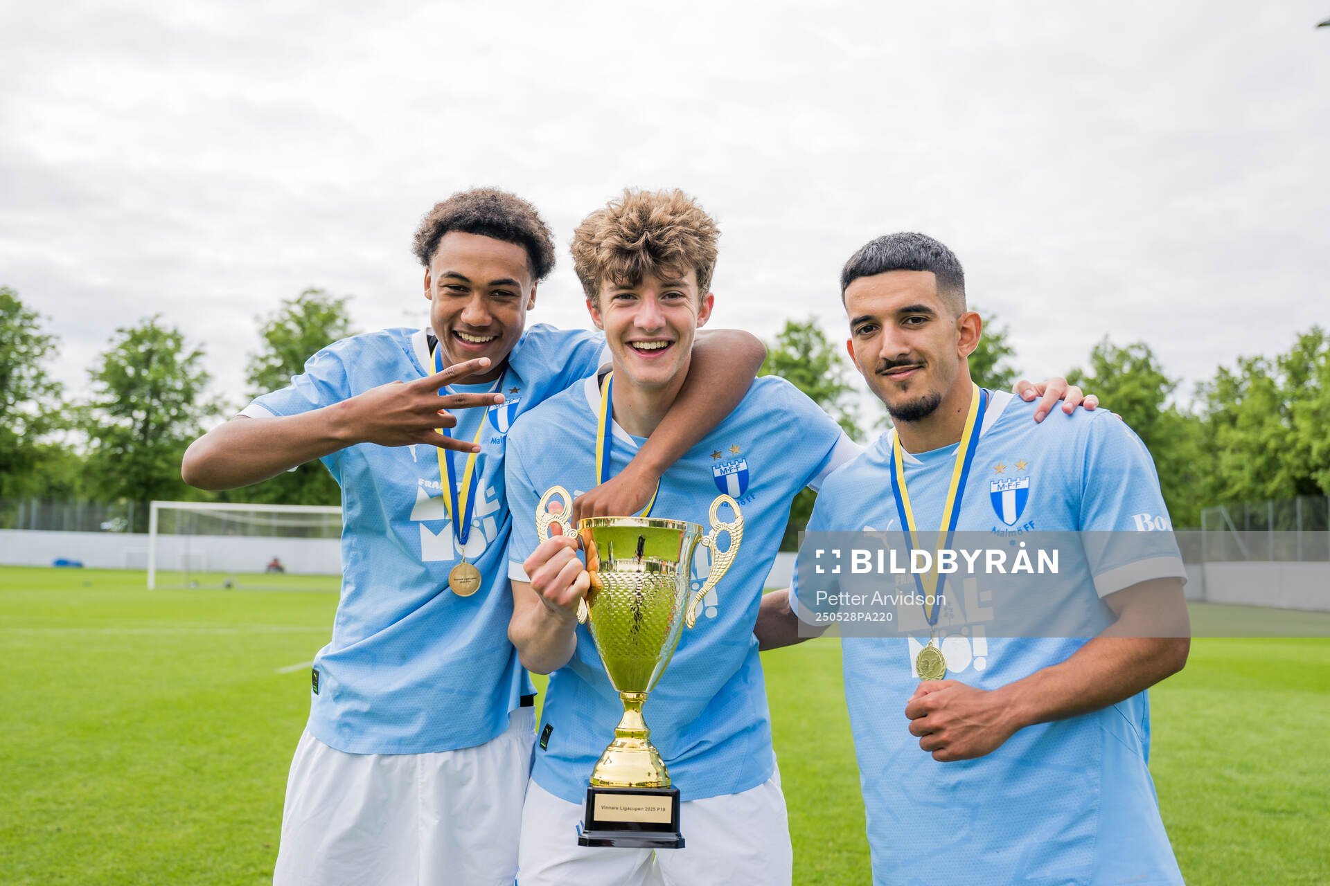 Malmö FFs Theodor Lundbergh, Finlay Neat och Zakaria Loukili jublar efter finalen i P19 Ligacupen mellan Malmö FF och Hammarby den 28 maj 2025 i Malmö.