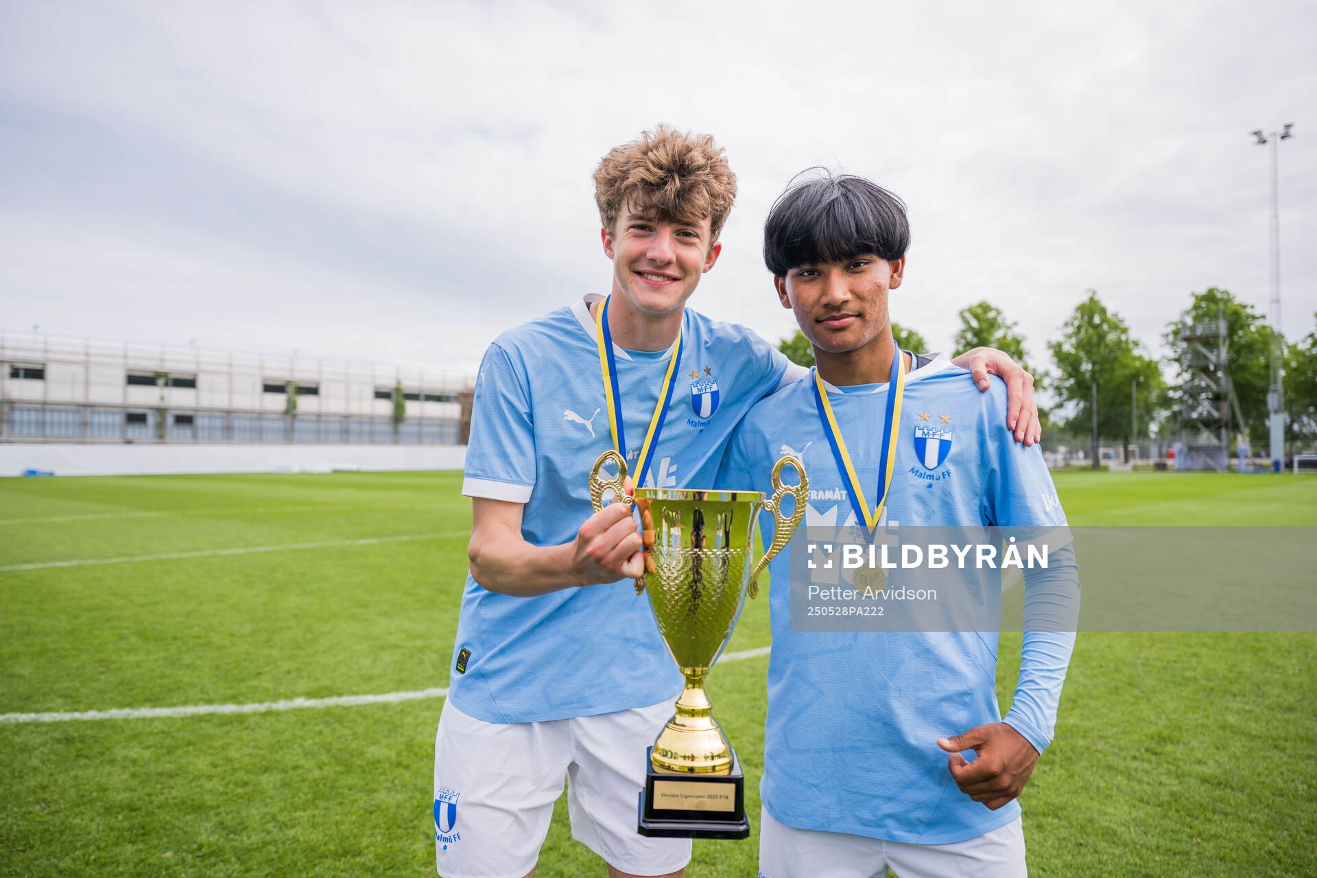Malmö FFs Finlay Neat och Sashwat Rana jublar efter finalen i P19 Ligacupen mellan Malmö FF och Hammarby den 28 maj 2025 i Malmö.