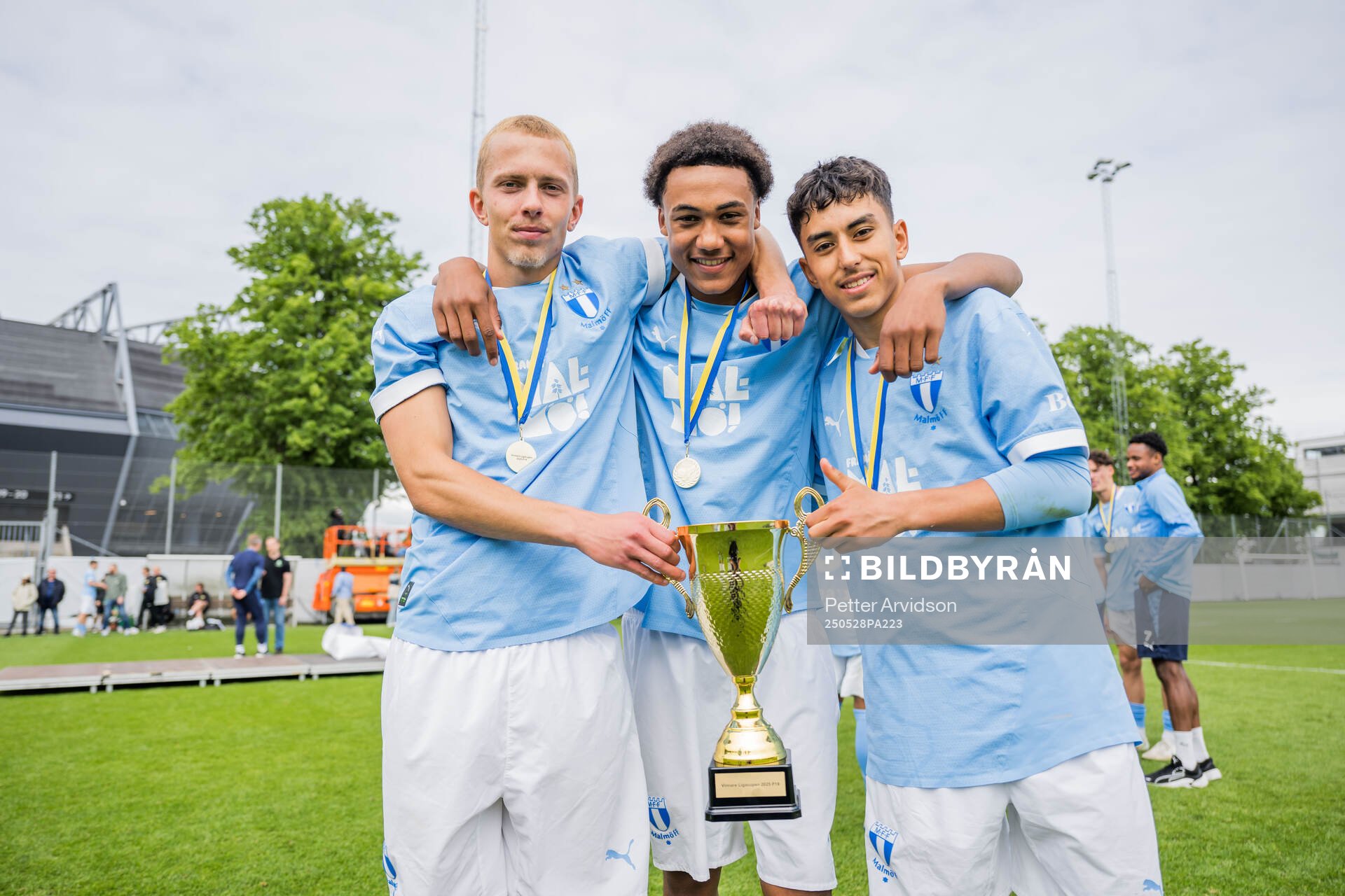 Malmö FFs Alexander Olsson, Theodor Lundbergh och James Policarpio jublar efter finalen i P19 Ligacupen mellan Malmö FF och Hammarby den 28 maj 2025 i Malmö.