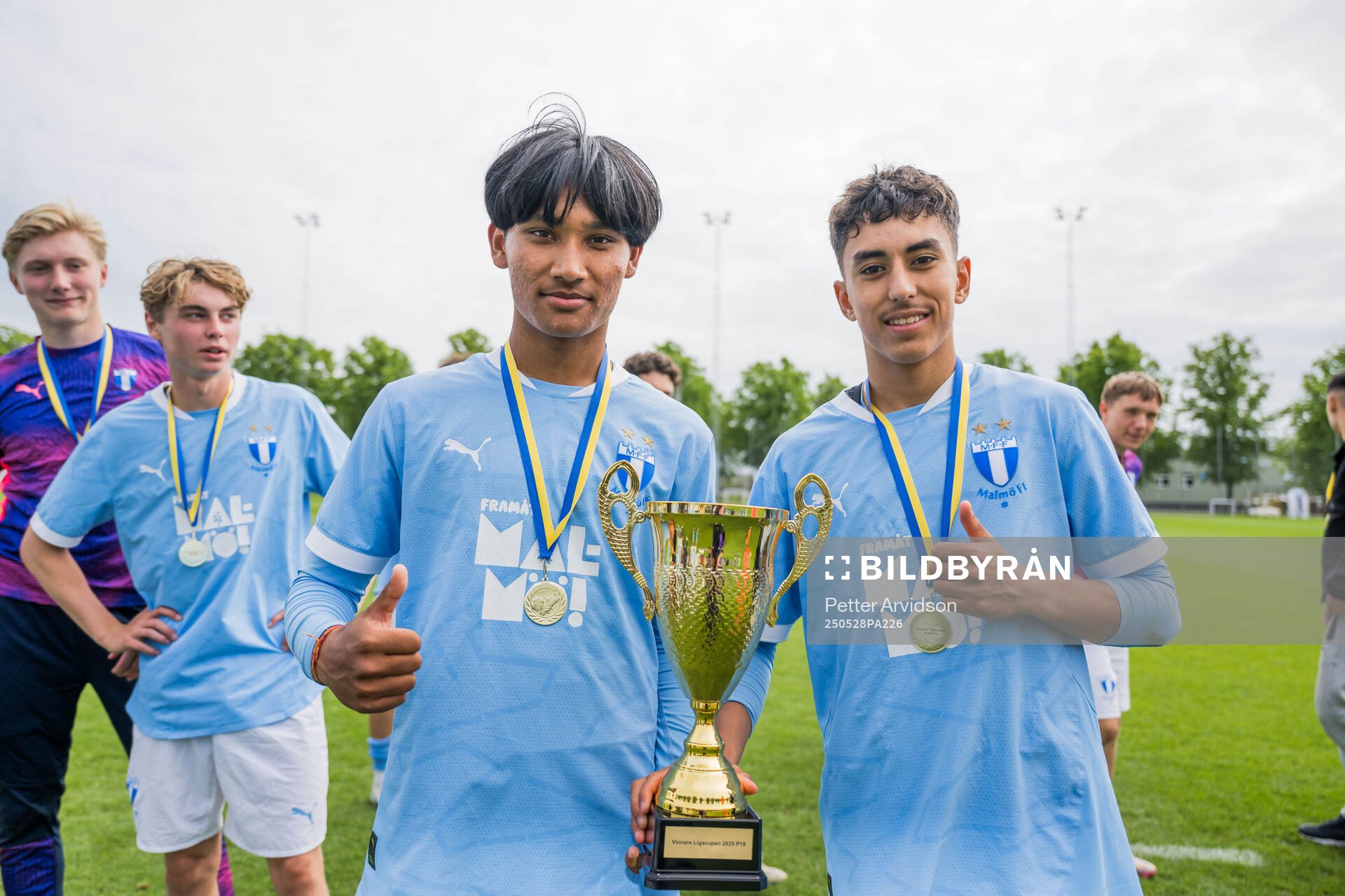 Malmö FFs Sashwat Rana och James Policarpio jublar efter finalen i P19 Ligacupen mellan Malmö FF och Hammarby den 28 maj 2025 i Malmö.