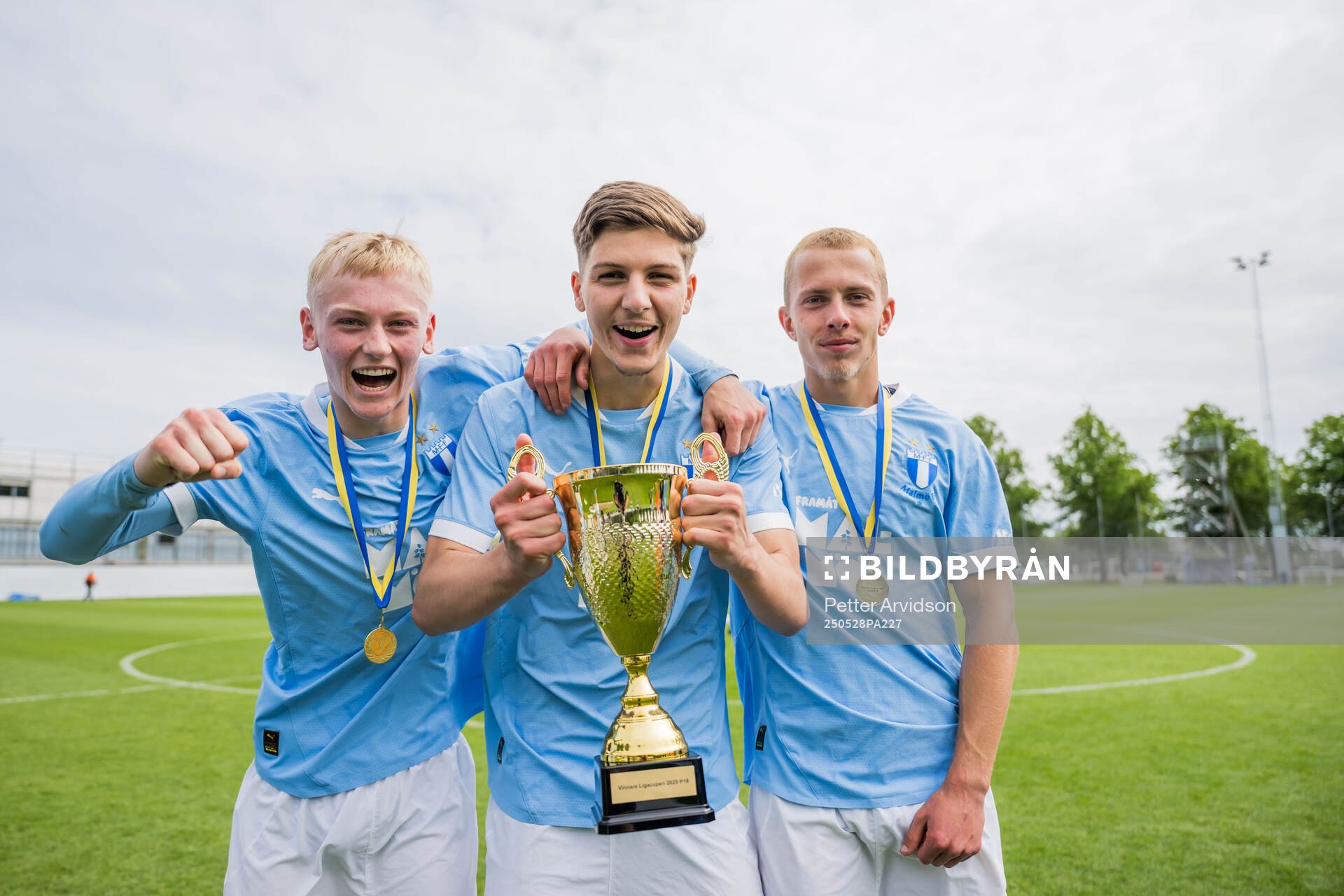 Malmö FFs Viggo Karlsson, Medjen Llumnica och Alexander Olsson jublar efter finalen i P19 Ligacupen mellan Malmö FF och Hammarby den 28 maj 2025 i Malmö.