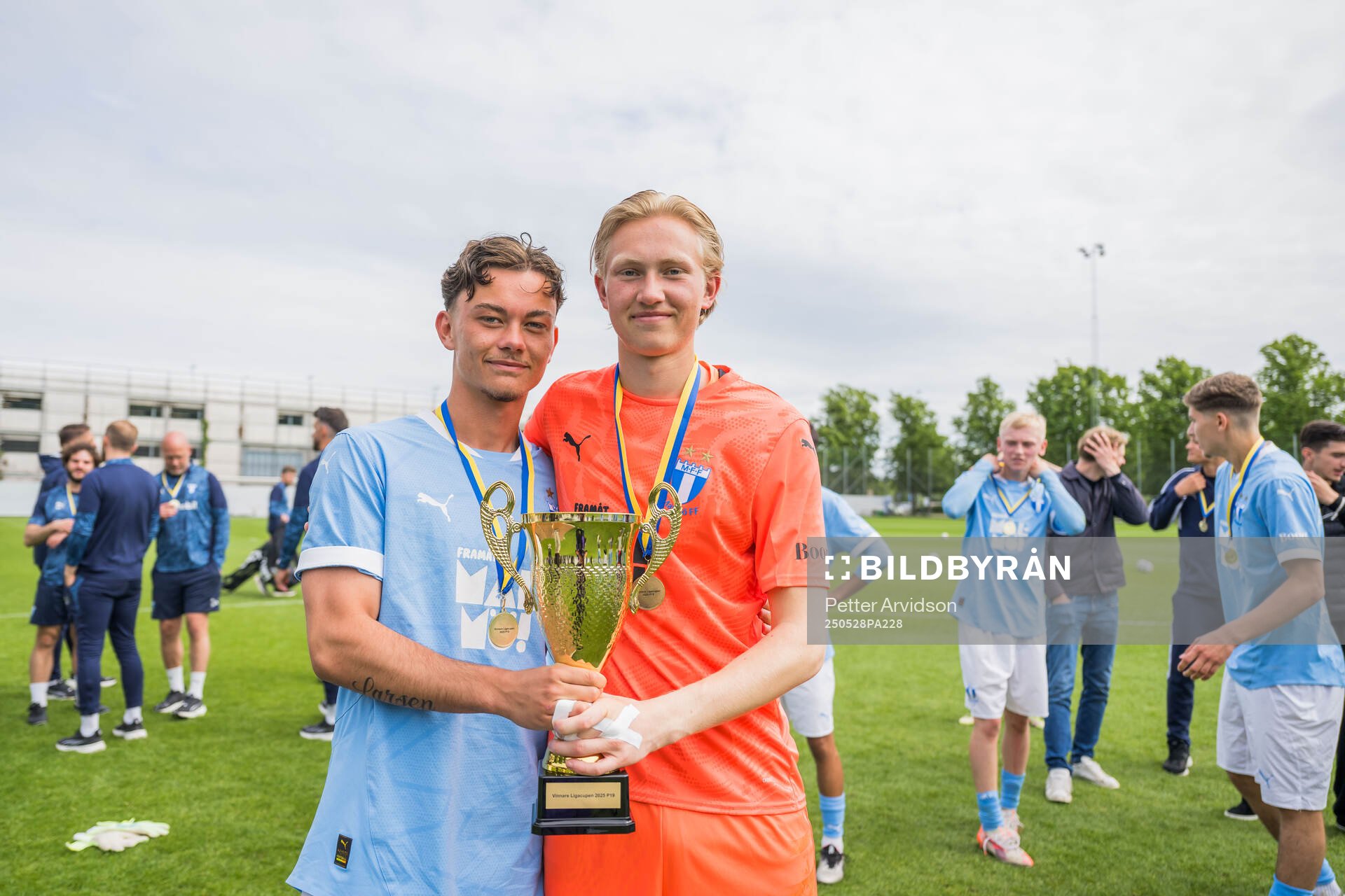 Malmö FFs Linus Larsen och målvakt Theodor Kvist jublar efter finalen i P19 Ligacupen mellan Malmö FF och Hammarby den 28 maj 2025 i Malmö.